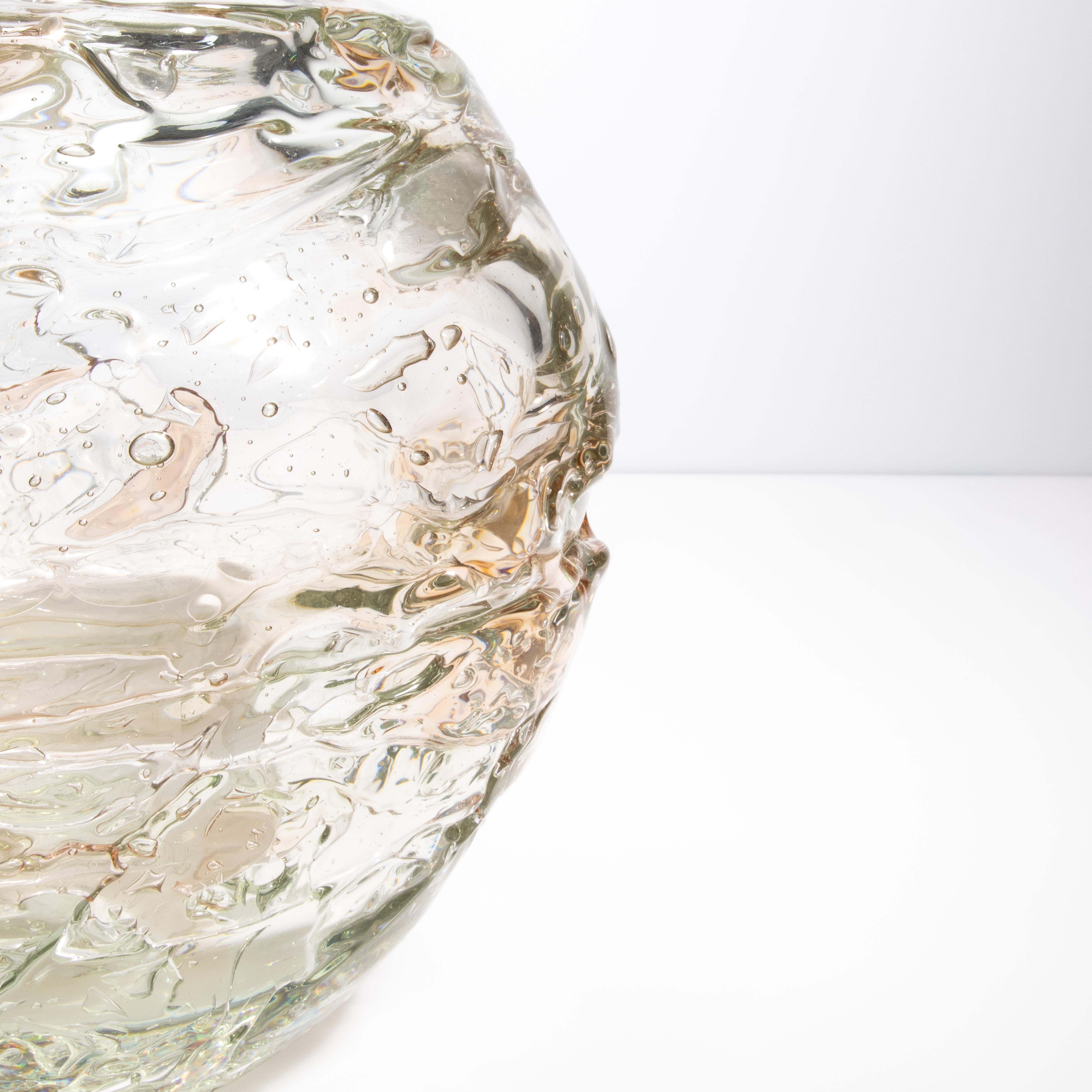 Vaso a globo di Murano soffiato a mano, trasparente con un tocco di rosa In condizioni ottime in vendita a West Hollywood, CA