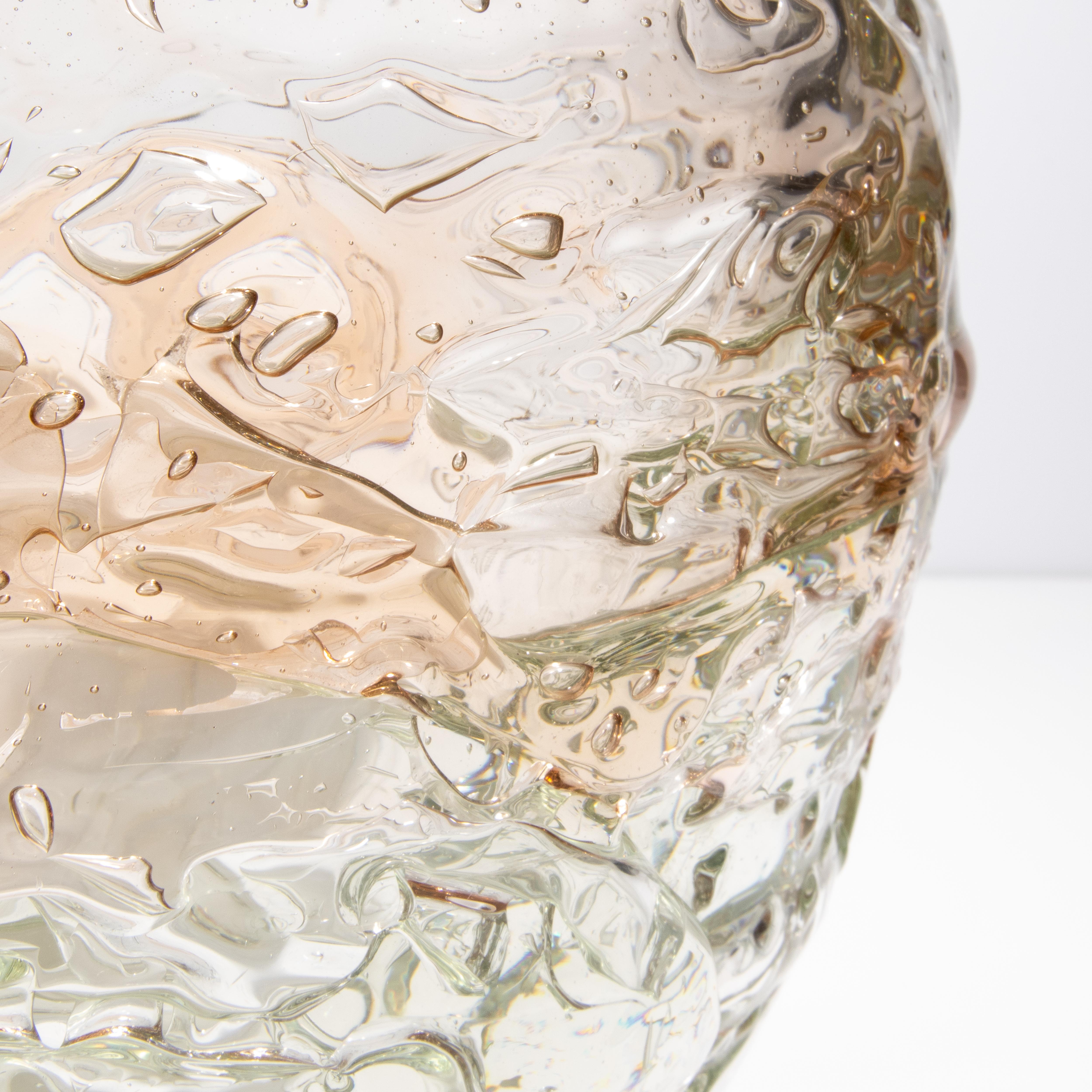 Vetro di Murano Vaso a globo di Murano soffiato a mano, trasparente con un tocco di rosa in vendita
