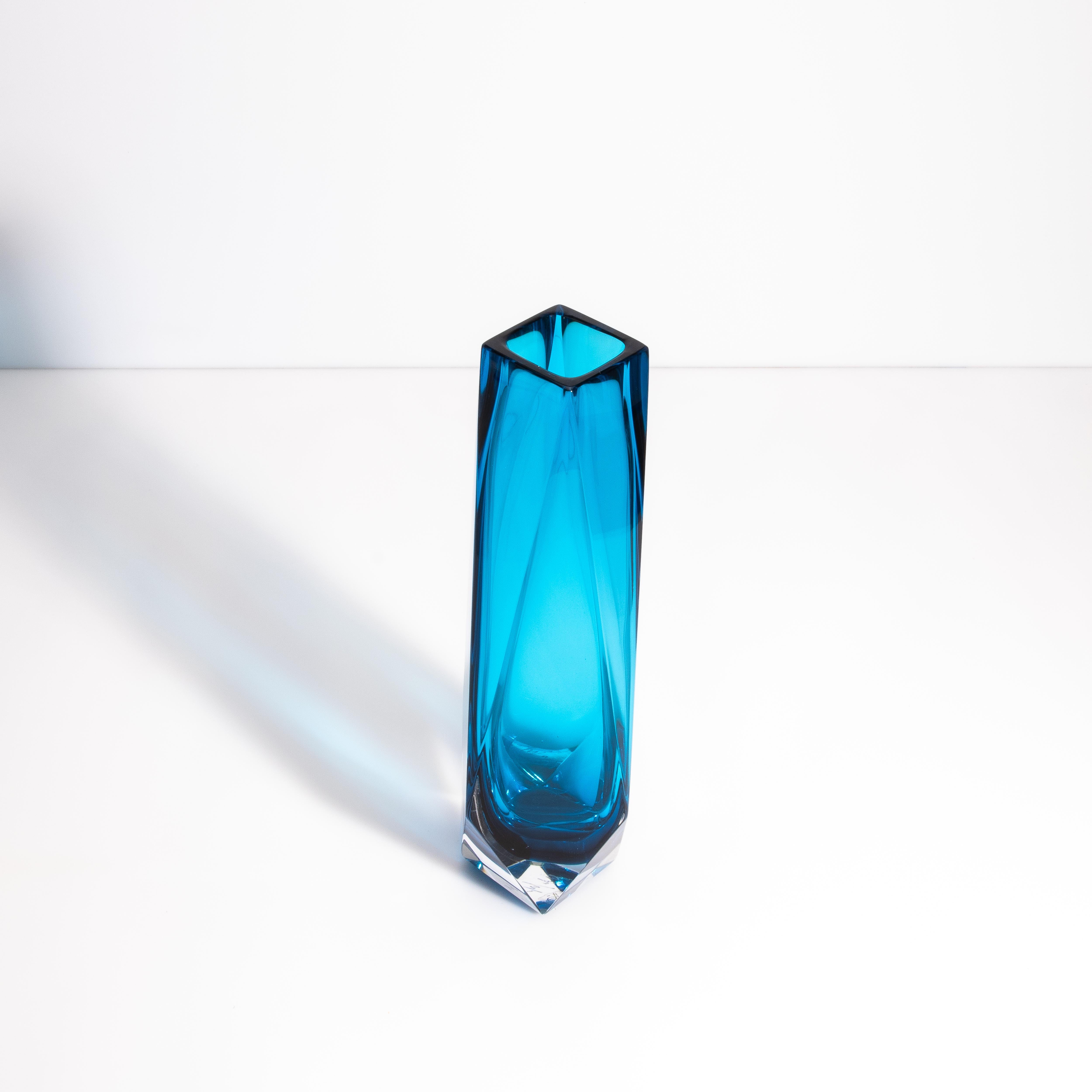 Questo squisito vaso di Murano a forma di cono è un capolavoro raro e lussuoso progettato per i clienti più esigenti. Realizzato a mano dagli artigiani di fama mondiale di Murano, in Italia, questo vaso presenta una miscela ineguagliabile di