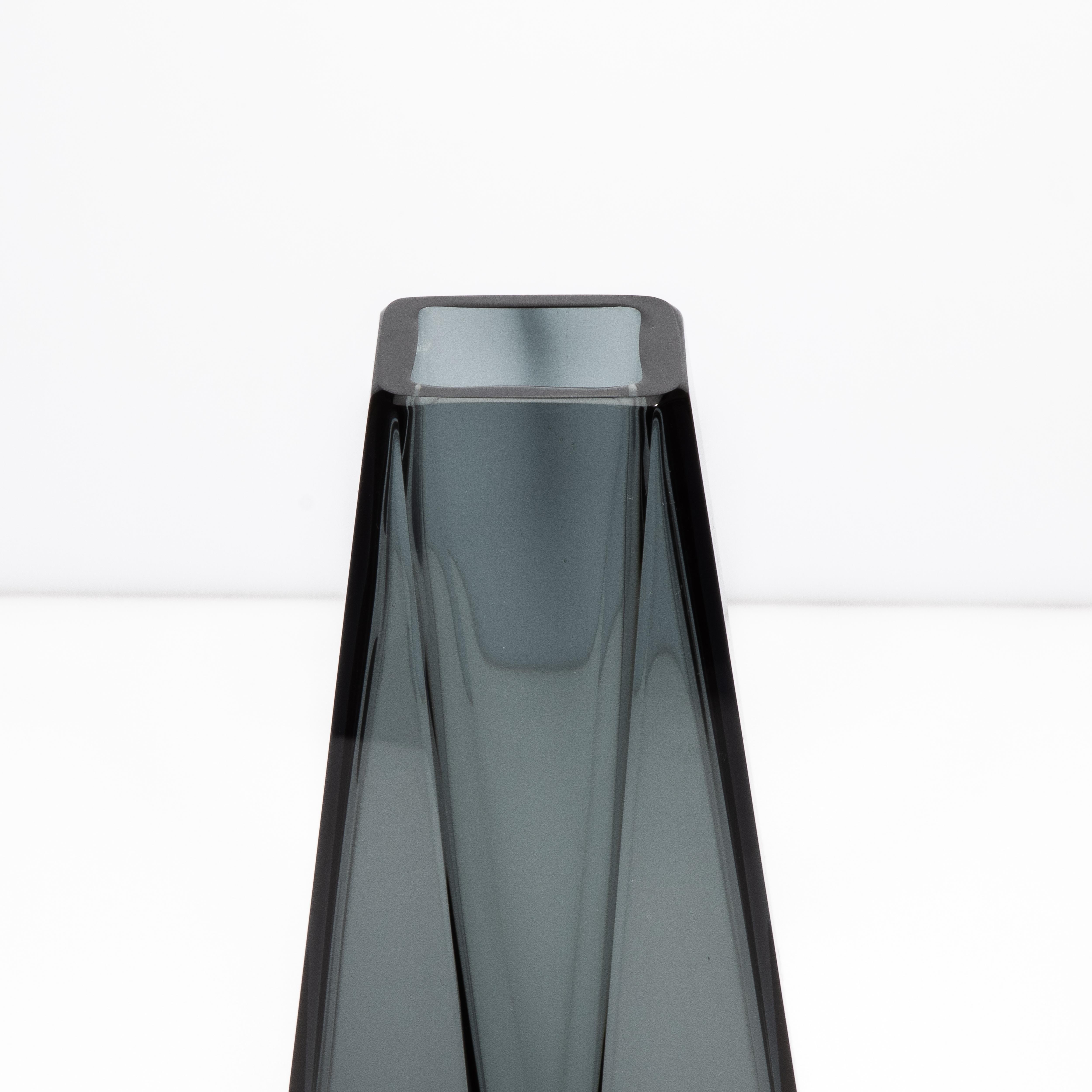 Italiano Vaso di Goccia di Murano soffiato a mano in grigio piccolo in vendita