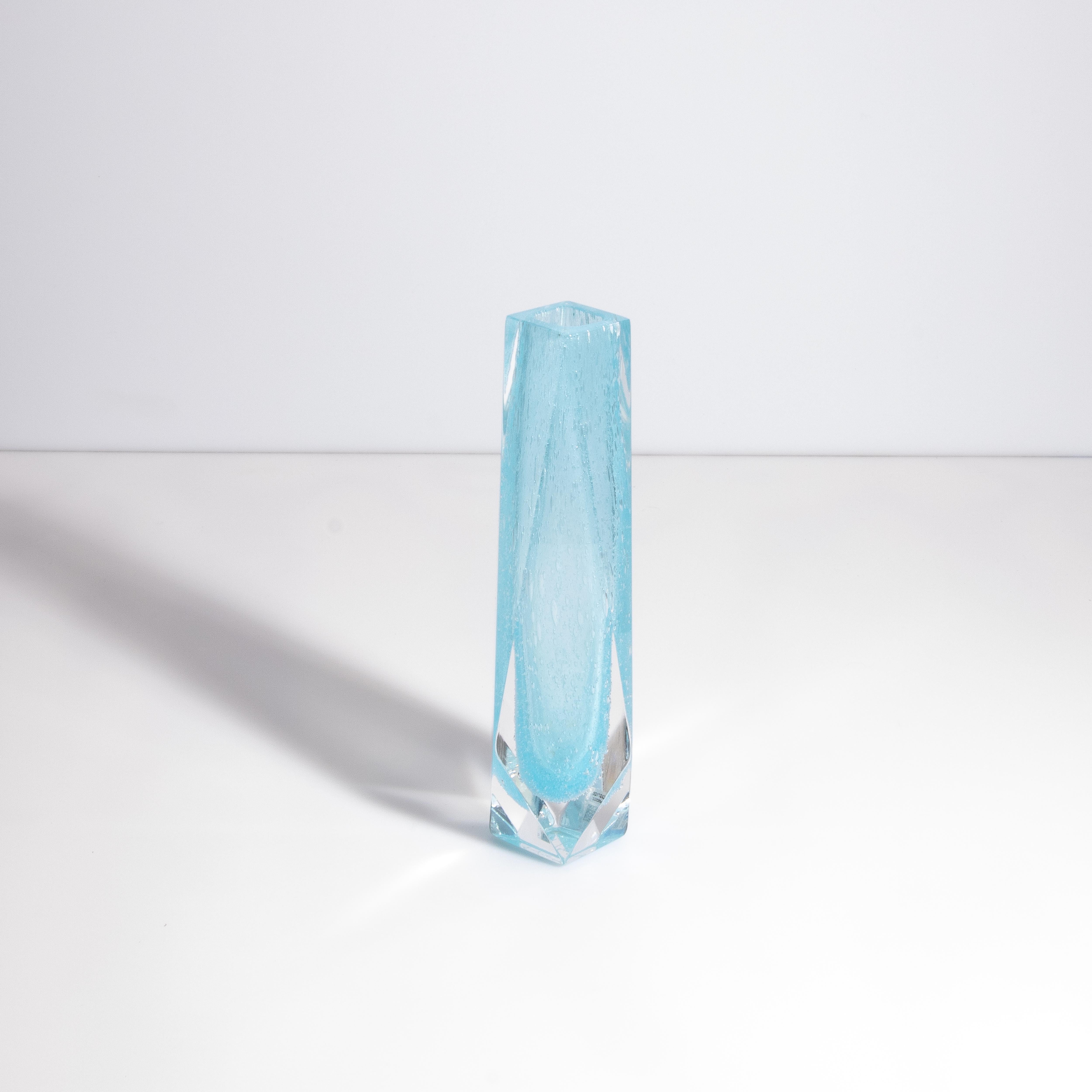 Eleganza squisita per questo vaso di Murano, vera testimonianza dell'artigianato veneziano. Soffiato a mano da maestri artigiani nella storica isola vetraria di Murano, questo vaso emana una raffinata ricercatezza che fonde senza sforzo la