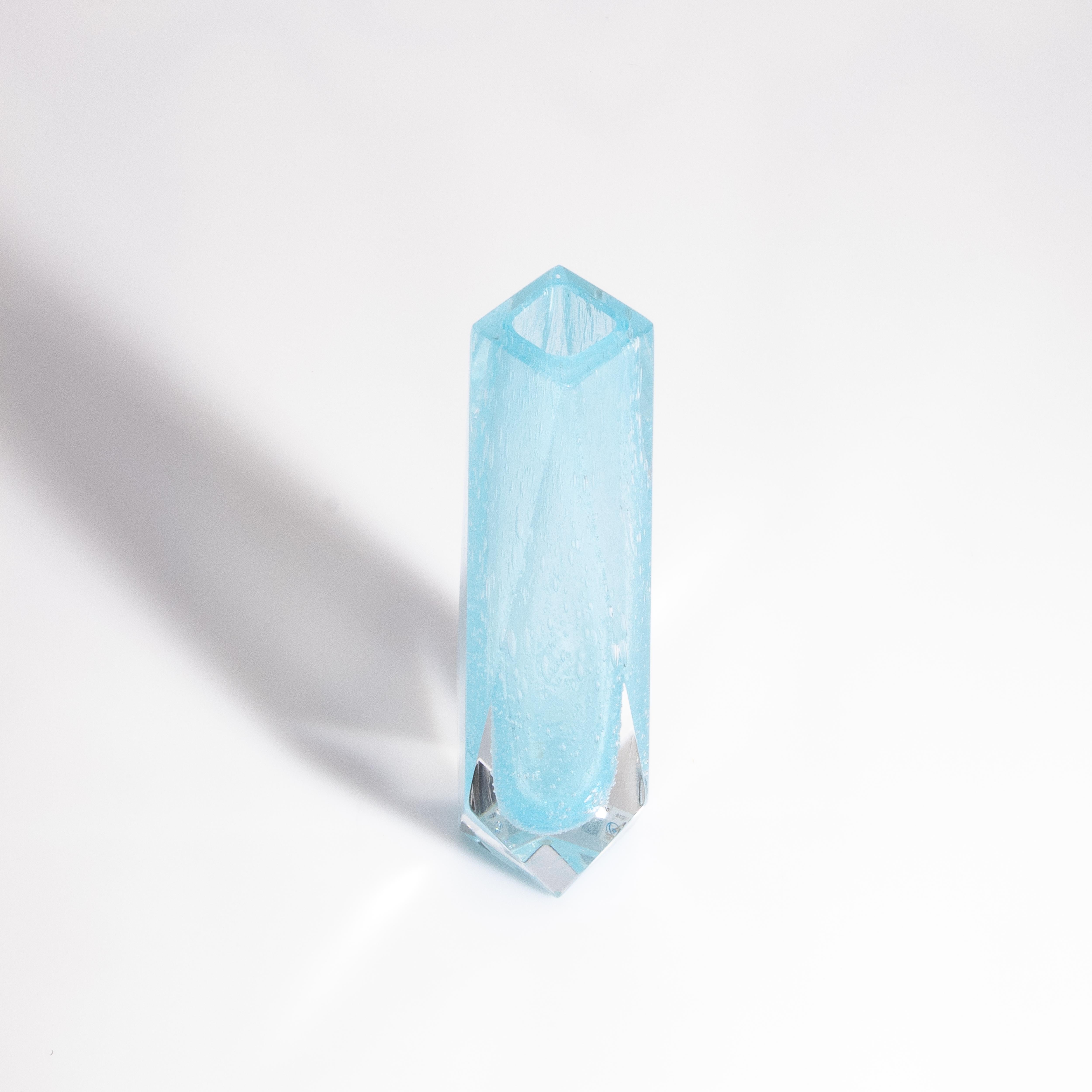 Moderno Vaso di Goccia di Murano soffiato a mano in azzurro con bolle di sapone in vendita