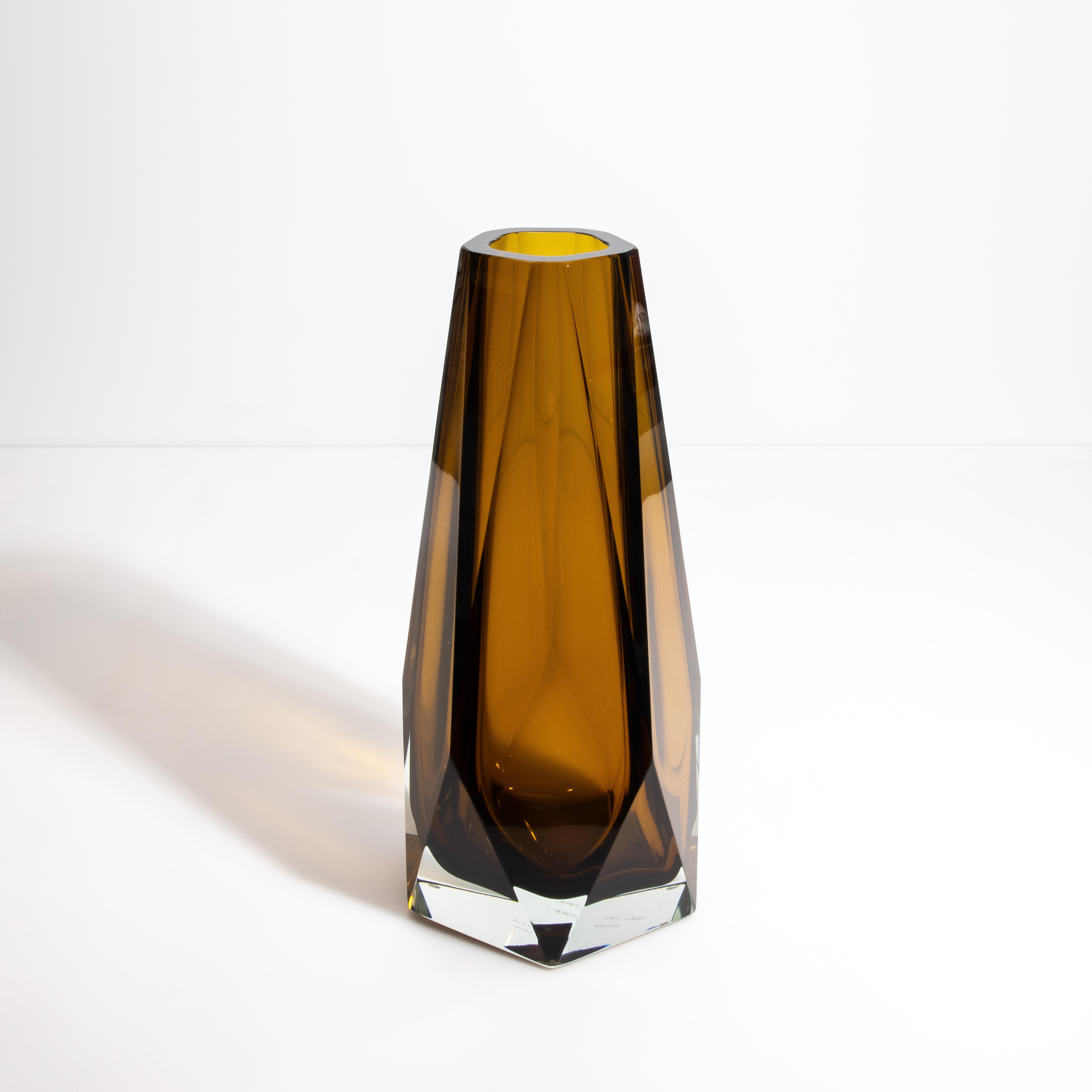 Immergi il tuo spazio nel fascino opulento di questo vaso a fondo largo in Goccia soffiata a mano, meticolosamente realizzato a Murano, in Italia. La ricca tonalità di tabacco del vaso emana un senso di calore e raffinatezza, rendendolo un