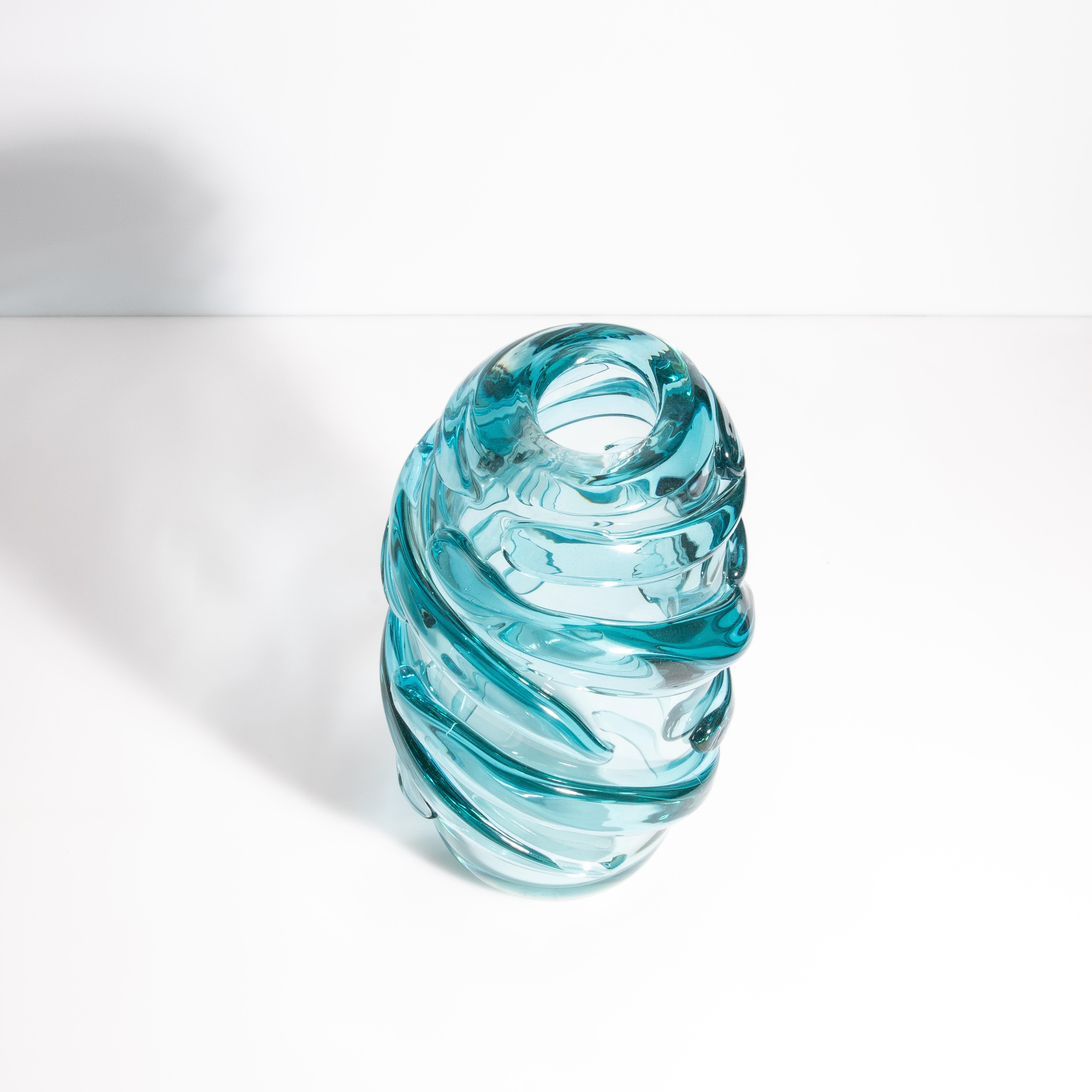 Ti presentiamo un eccezionale vaso di Murano, un capolavoro di lusso e maestria senza pari, concepito e creato meticolosamente dai più abili soffiatori di Murano, in Italia. Questo splendido pezzo è una vera e propria celebrazione del ricco