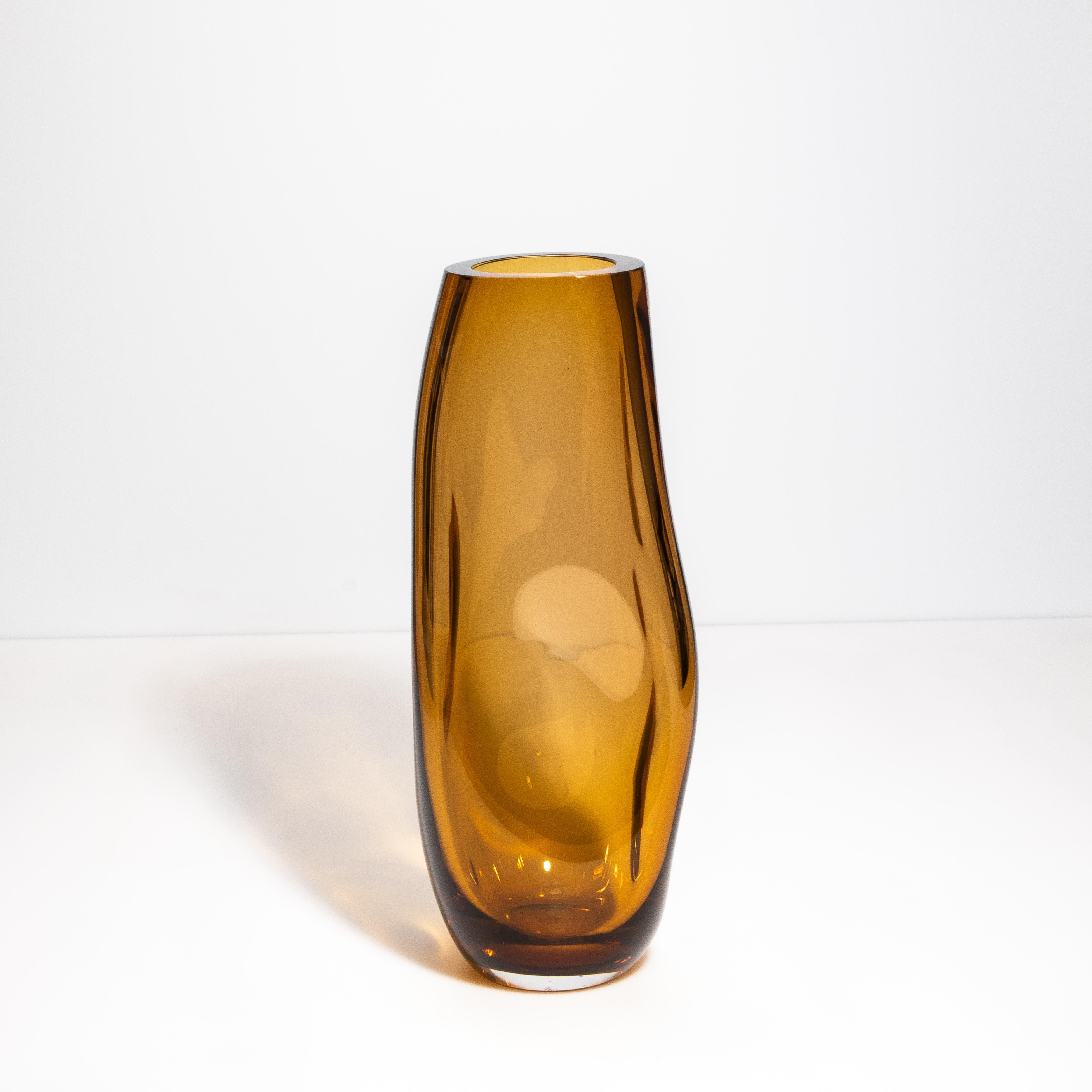Moderno Vaso di Murano soffiato a mano e dentellato in ambra in vendita