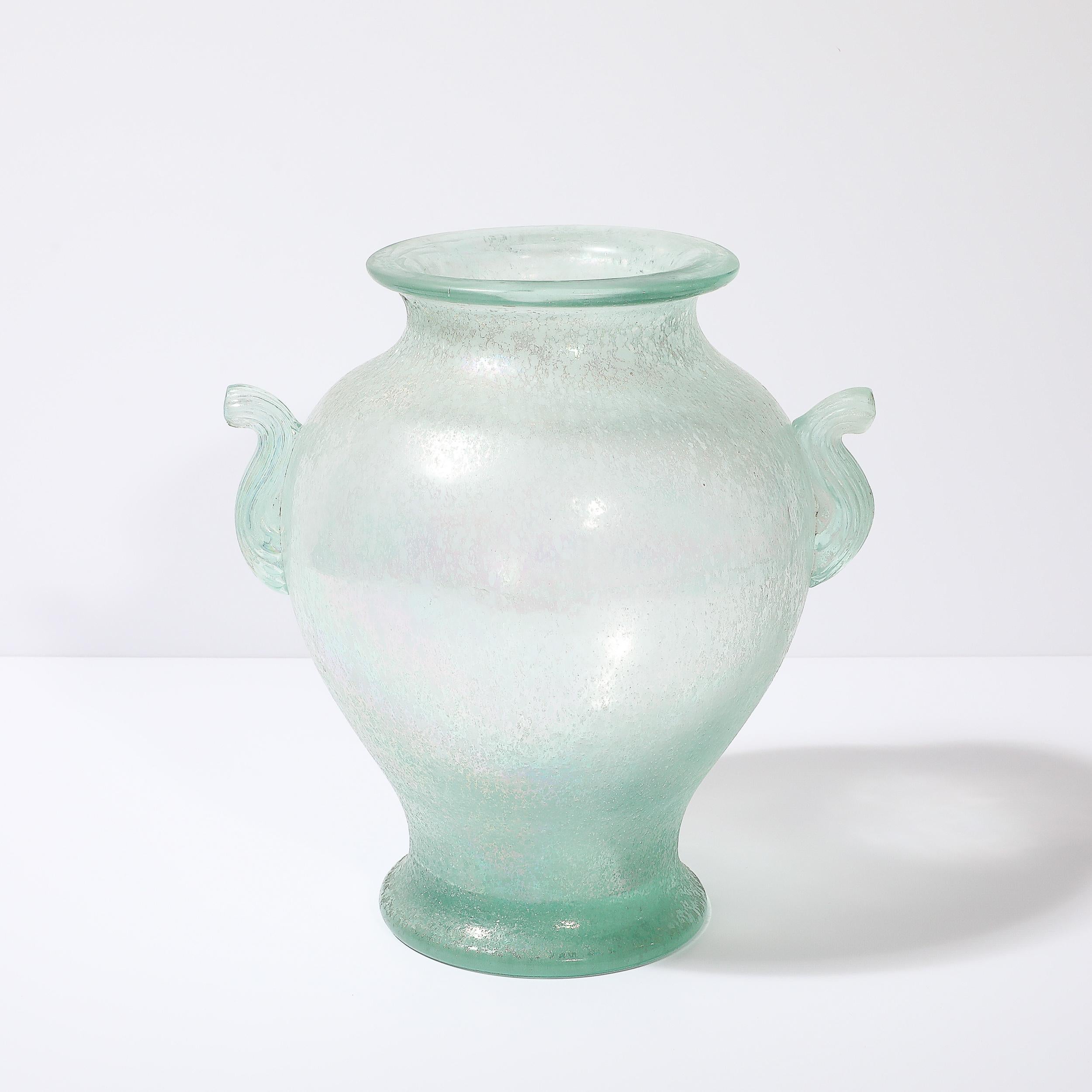 Handgeblasene Murano Irisierende Celadon Scavo Doppelhenkelvase im Angebot 3