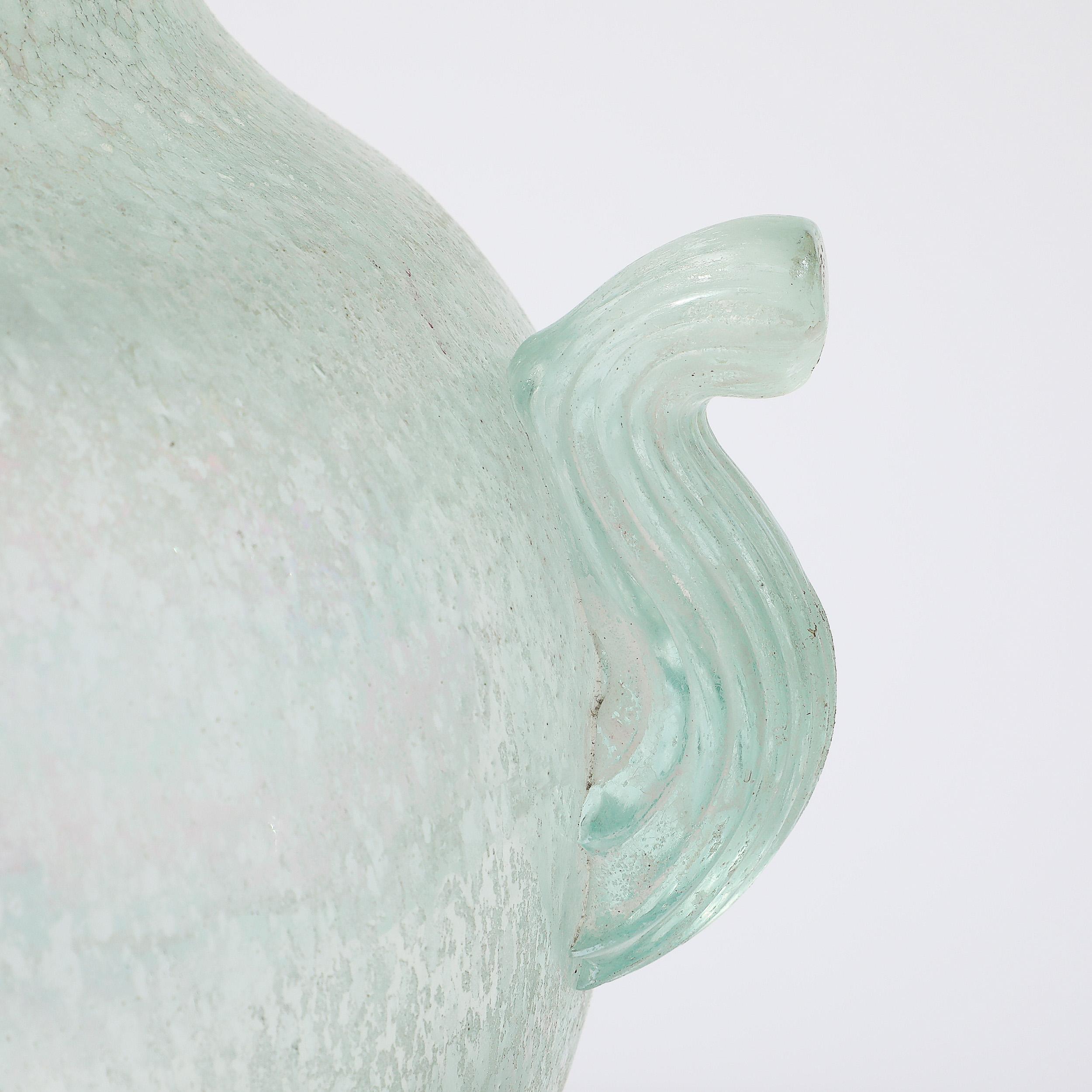 Handgeblasene Murano Irisierende Celadon Scavo Doppelhenkelvase im Angebot 4