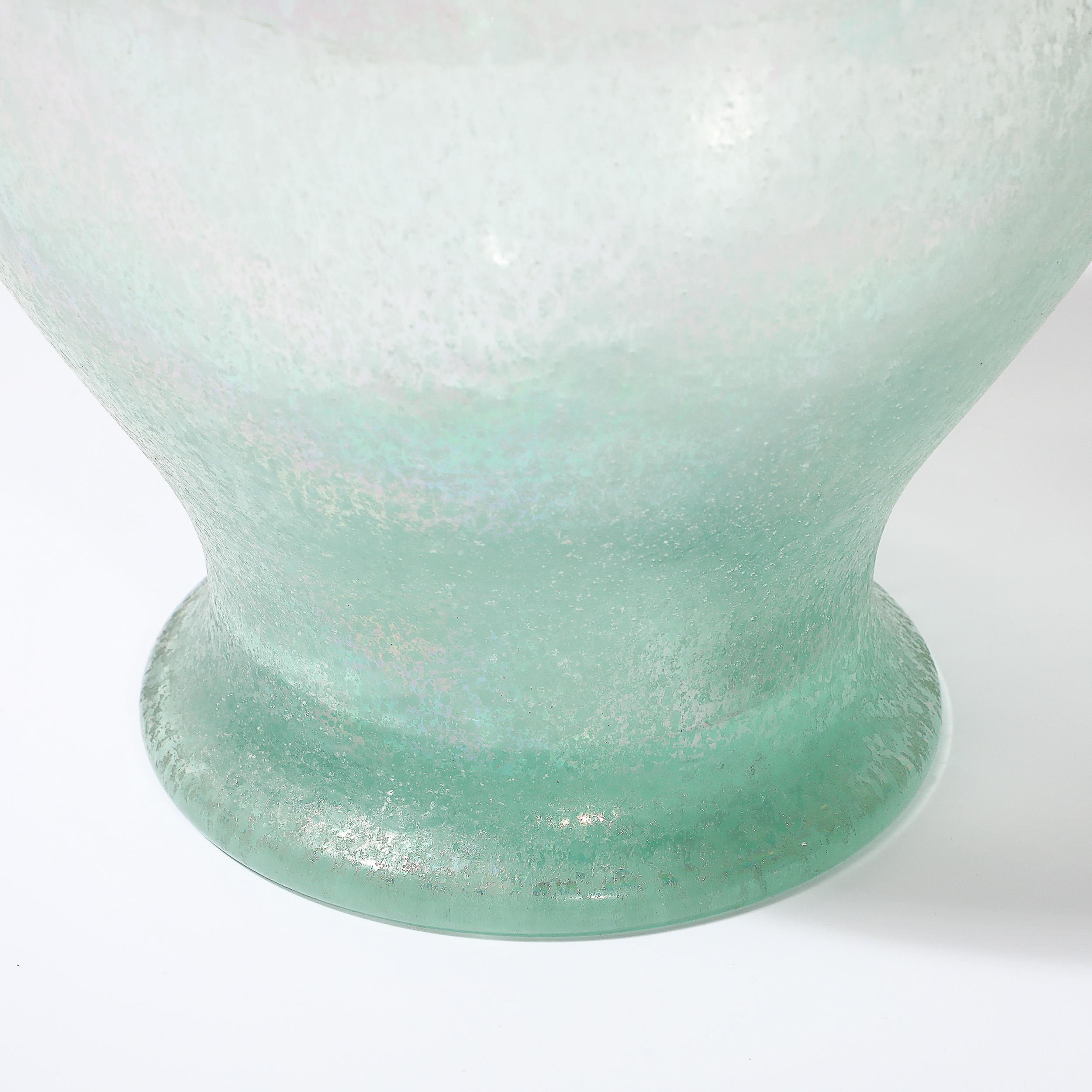 Handgeblasene Murano Irisierende Celadon Scavo Doppelhenkelvase im Angebot 5