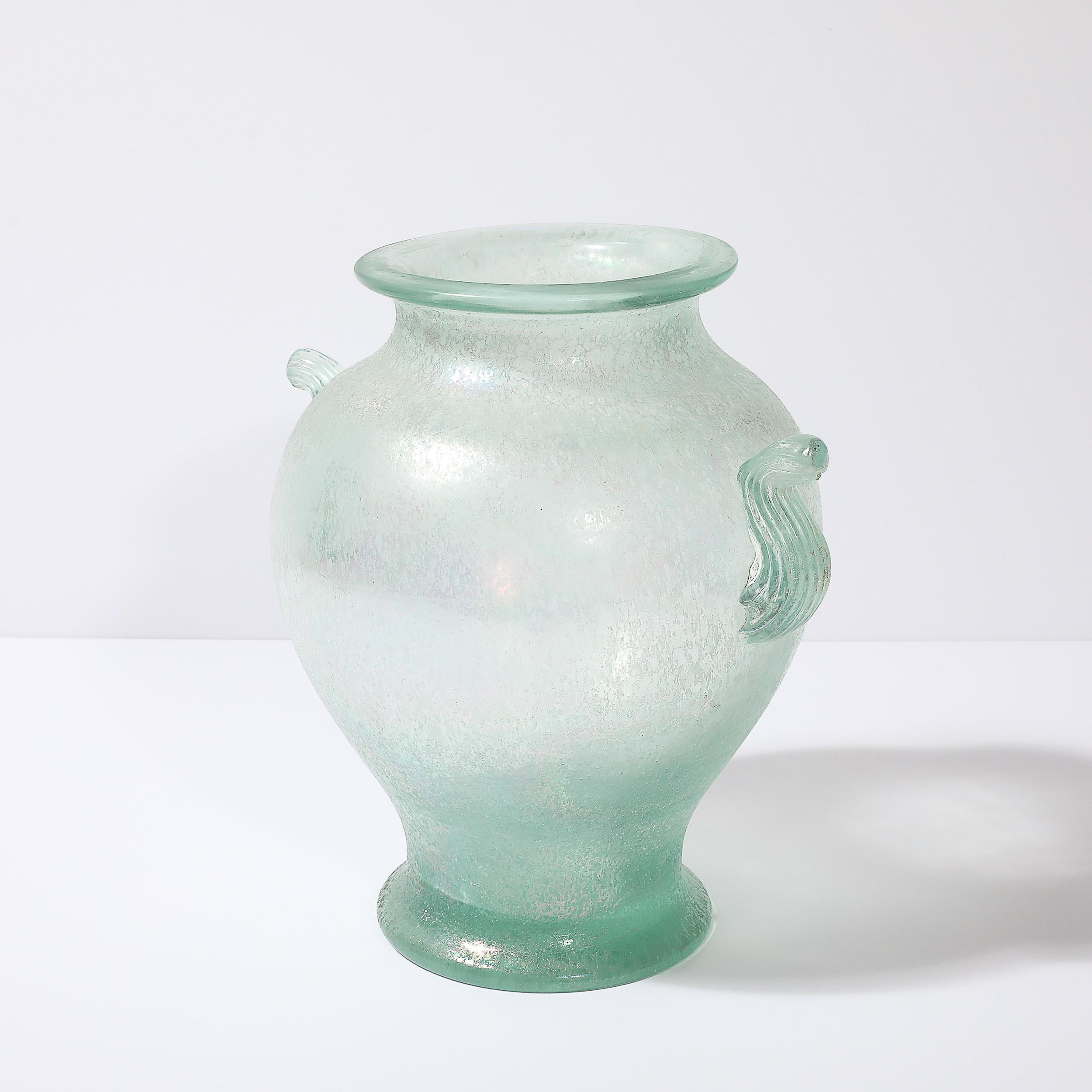 Handgeblasene Murano Irisierende Celadon Scavo Doppelhenkelvase im Angebot 6