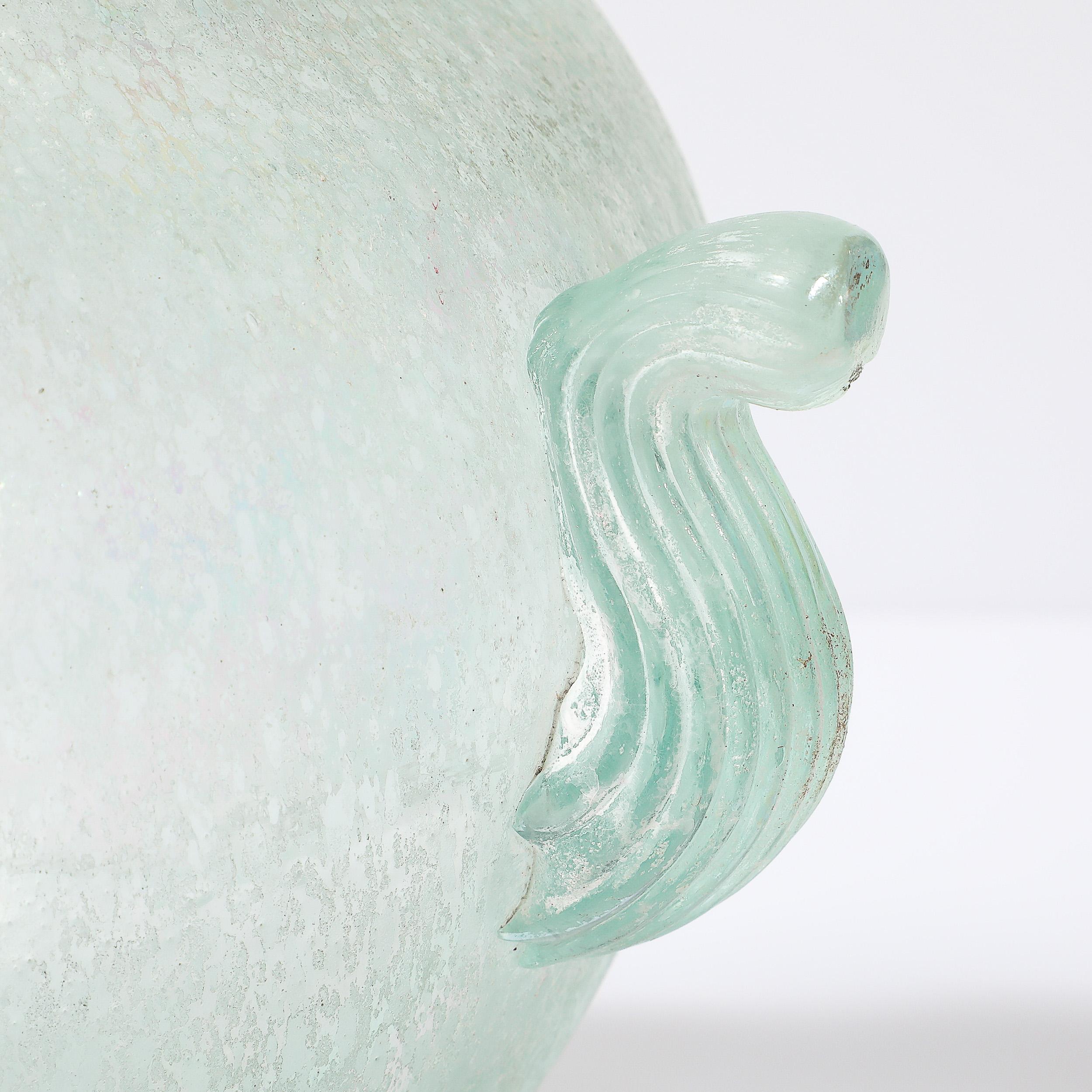 Handgeblasene Murano Irisierende Celadon Scavo Doppelhenkelvase im Angebot 7