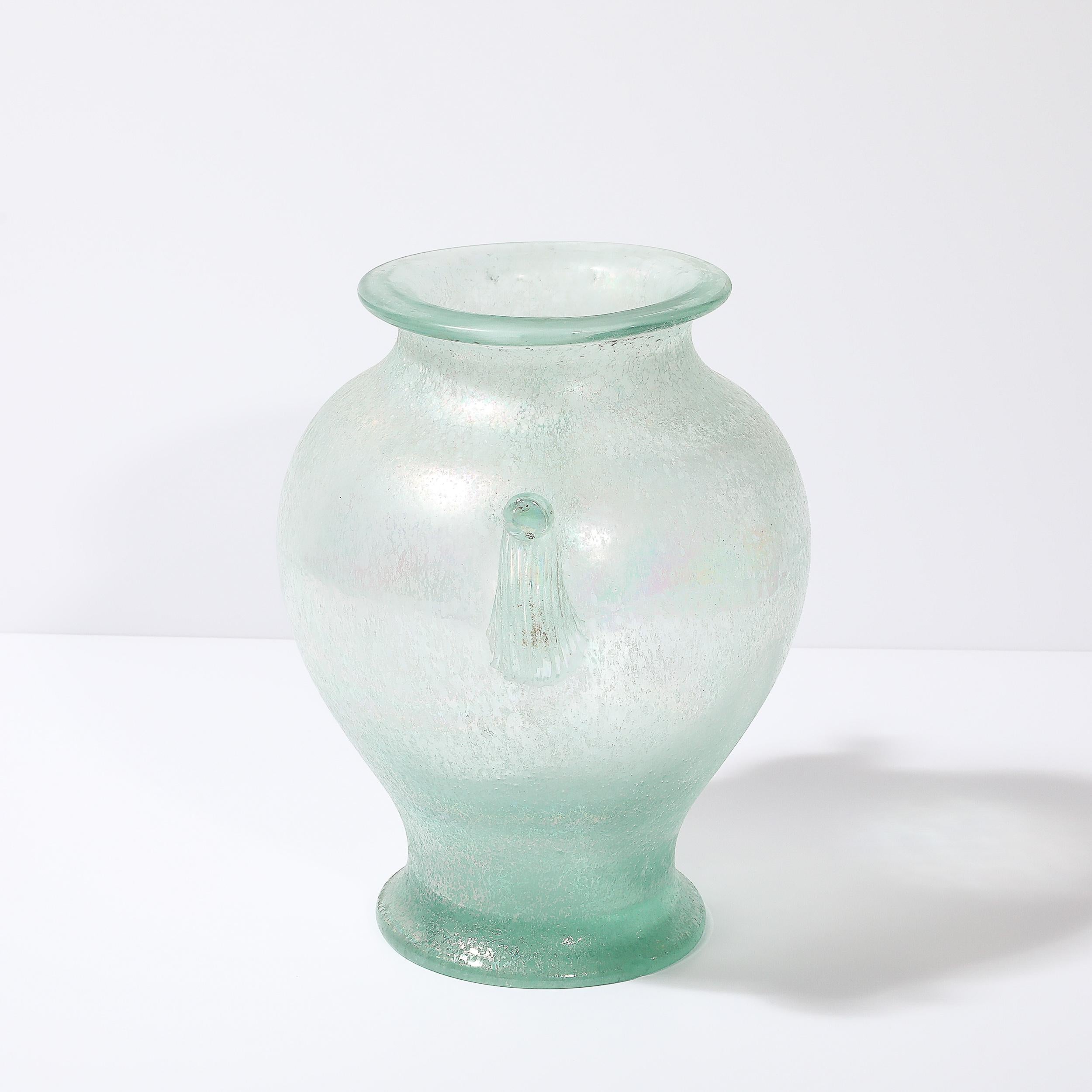 Handgeblasene Murano Irisierende Celadon Scavo Doppelhenkelvase im Angebot 9