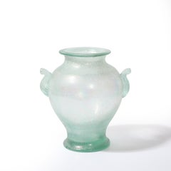 Vaso a doppio manico di Murano soffiato a mano in celeste cangiante Scavo