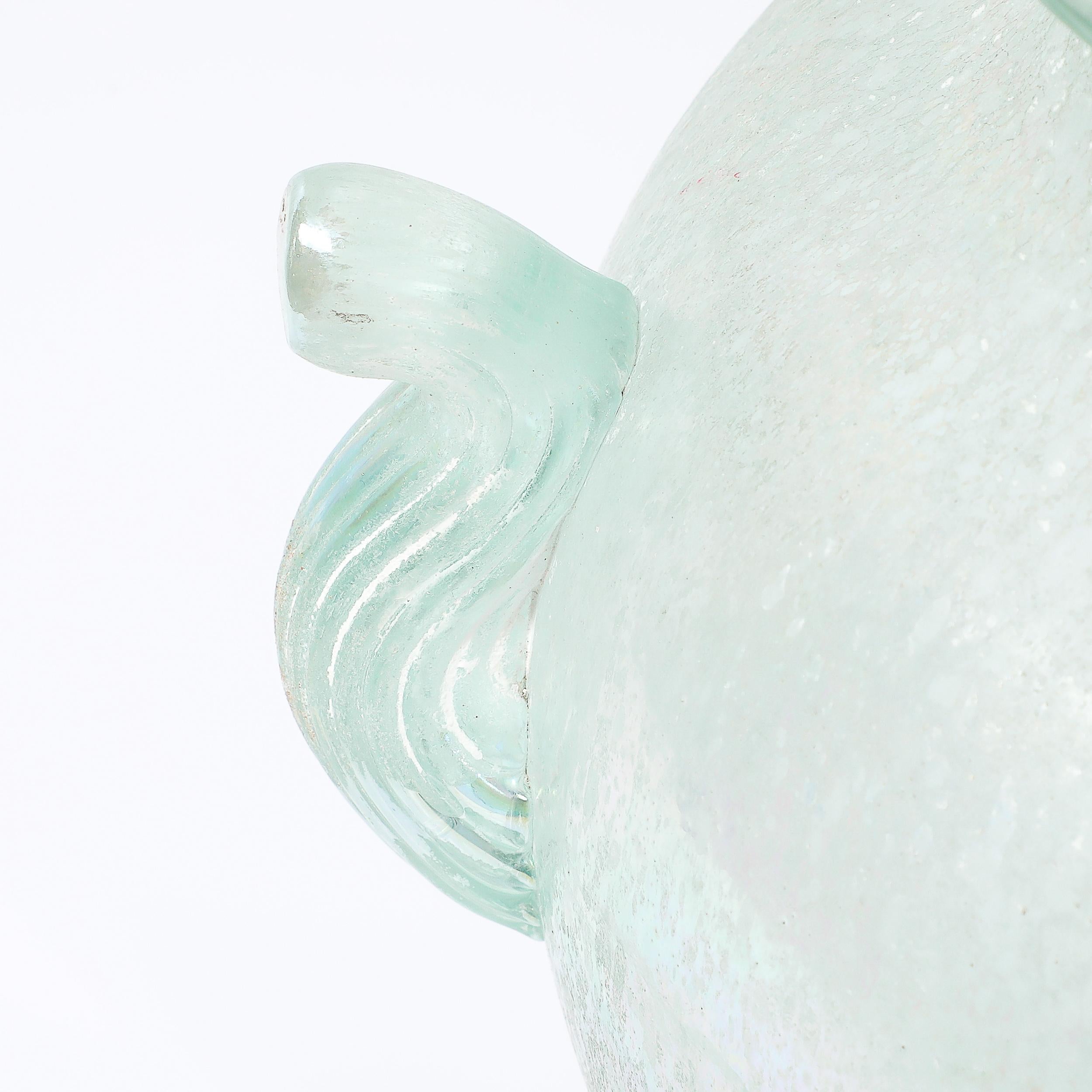 Handgeblasene Murano Irisierende Celadon Scavo Doppelhenkelvase (Moderne der Mitte des Jahrhunderts) im Angebot