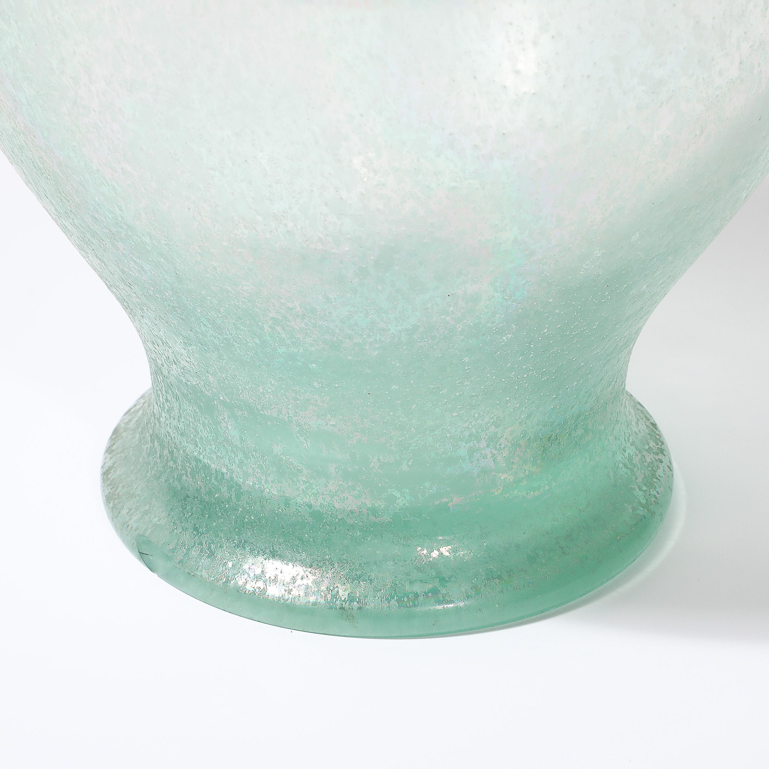Handgeblasene Murano Irisierende Celadon Scavo Doppelhenkelvase (Italienisch) im Angebot
