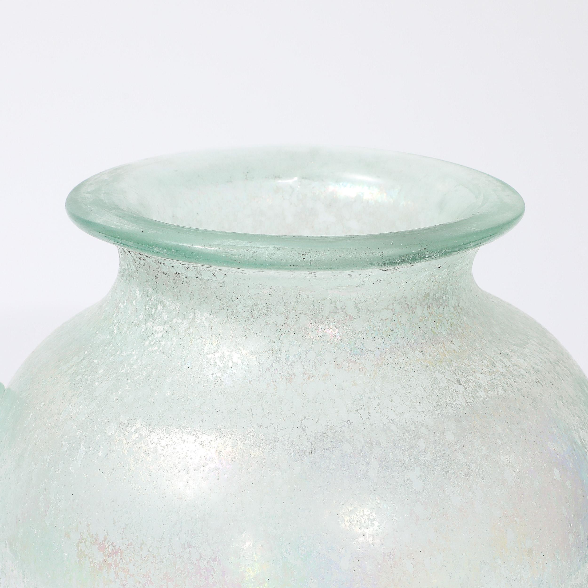 Handgeblasene Murano Irisierende Celadon Scavo Doppelhenkelvase im Zustand „Hervorragend“ im Angebot in New York, NY