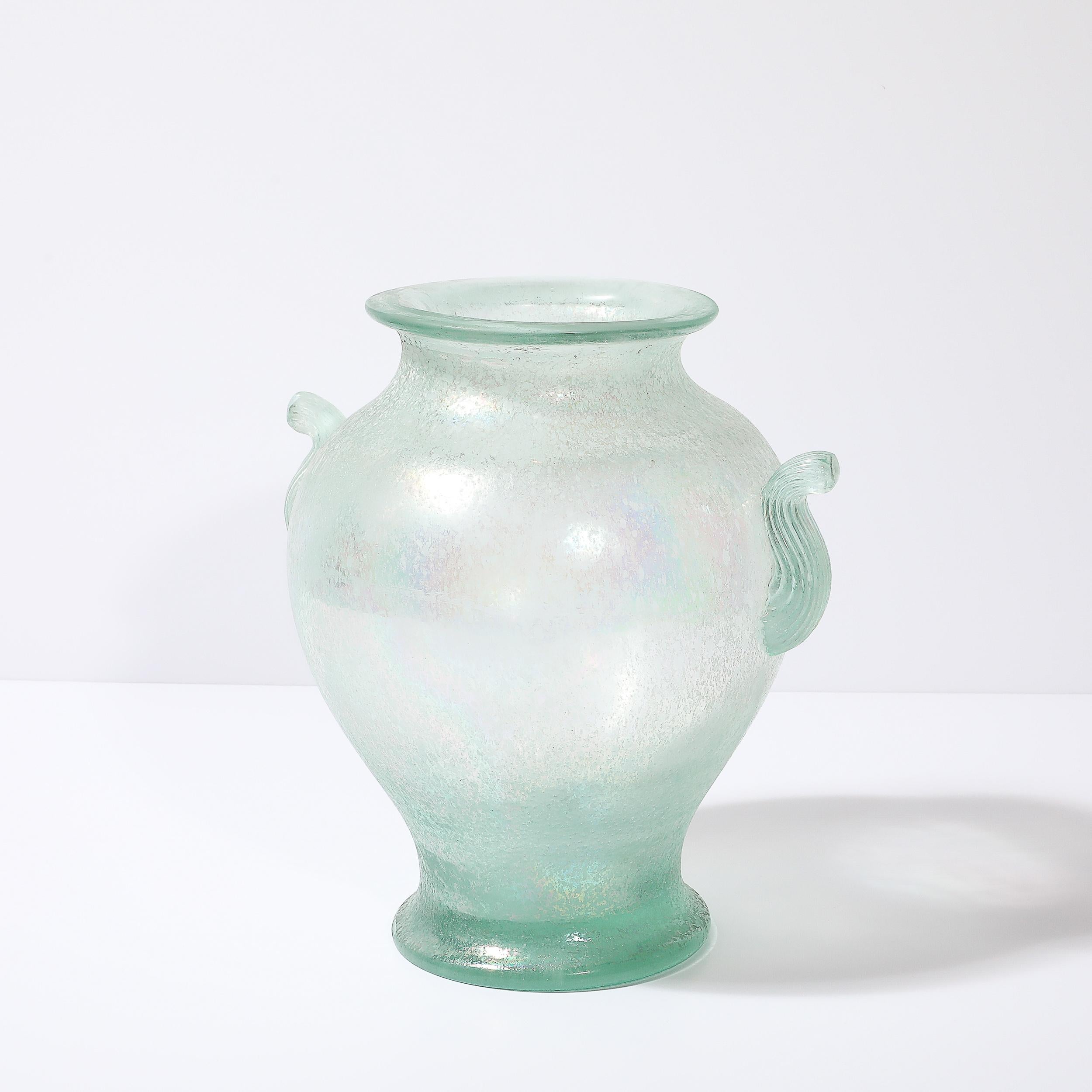 Handgeblasene Murano Irisierende Celadon Scavo Doppelhenkelvase (Ende des 20. Jahrhunderts) im Angebot