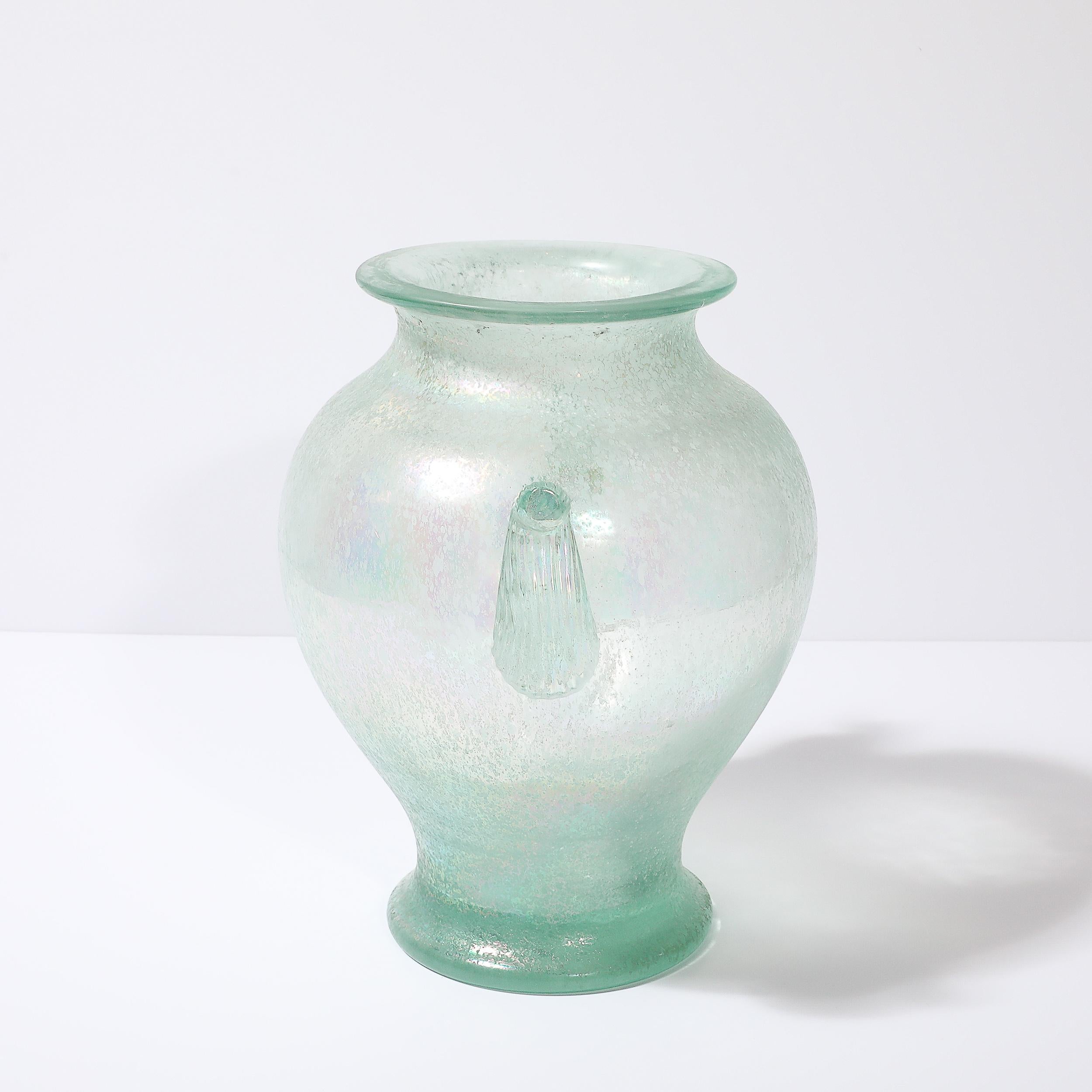Handgeblasene Murano Irisierende Celadon Scavo Doppelhenkelvase (Muranoglas) im Angebot
