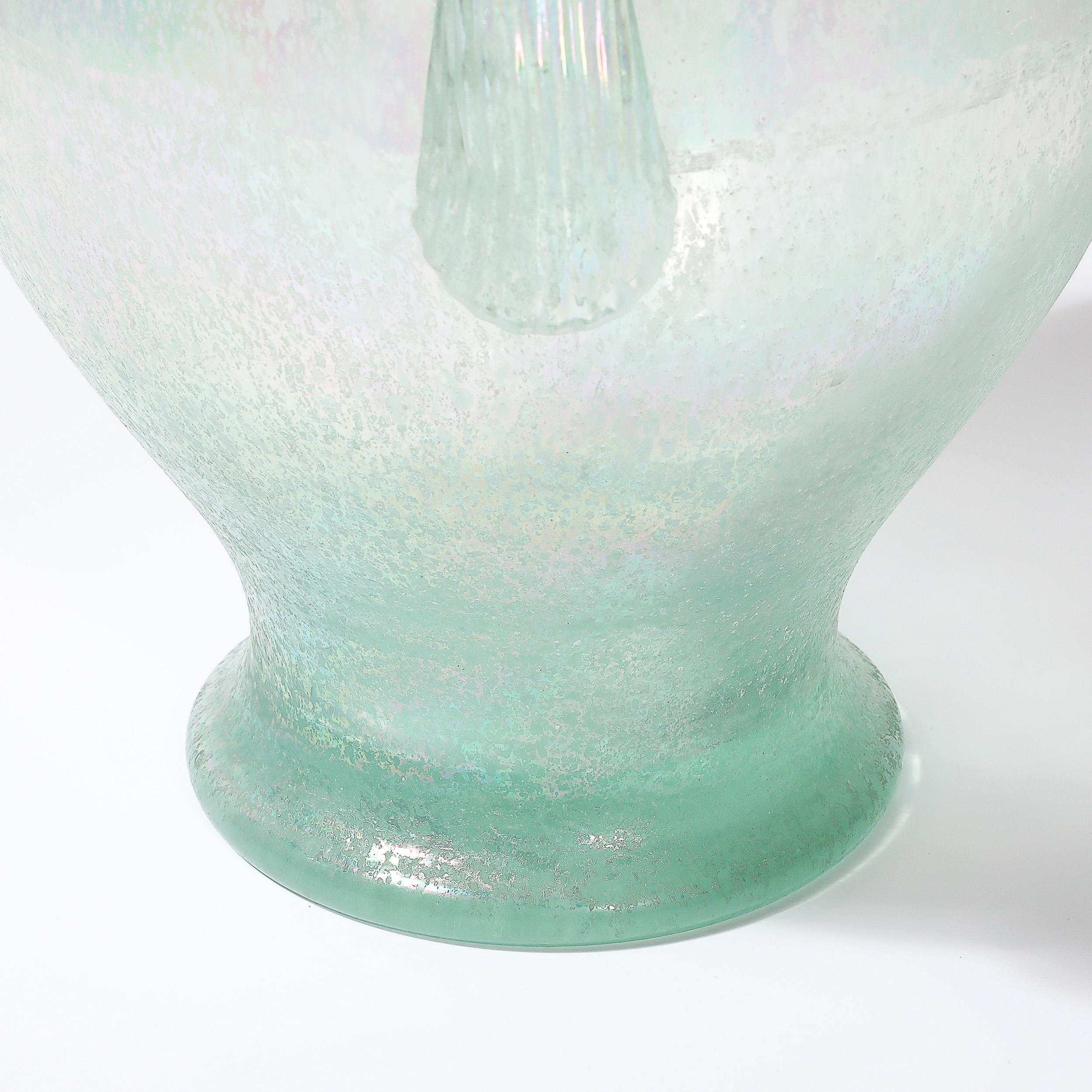 Handgeblasene Murano Irisierende Celadon Scavo Doppelhenkelvase im Angebot 1