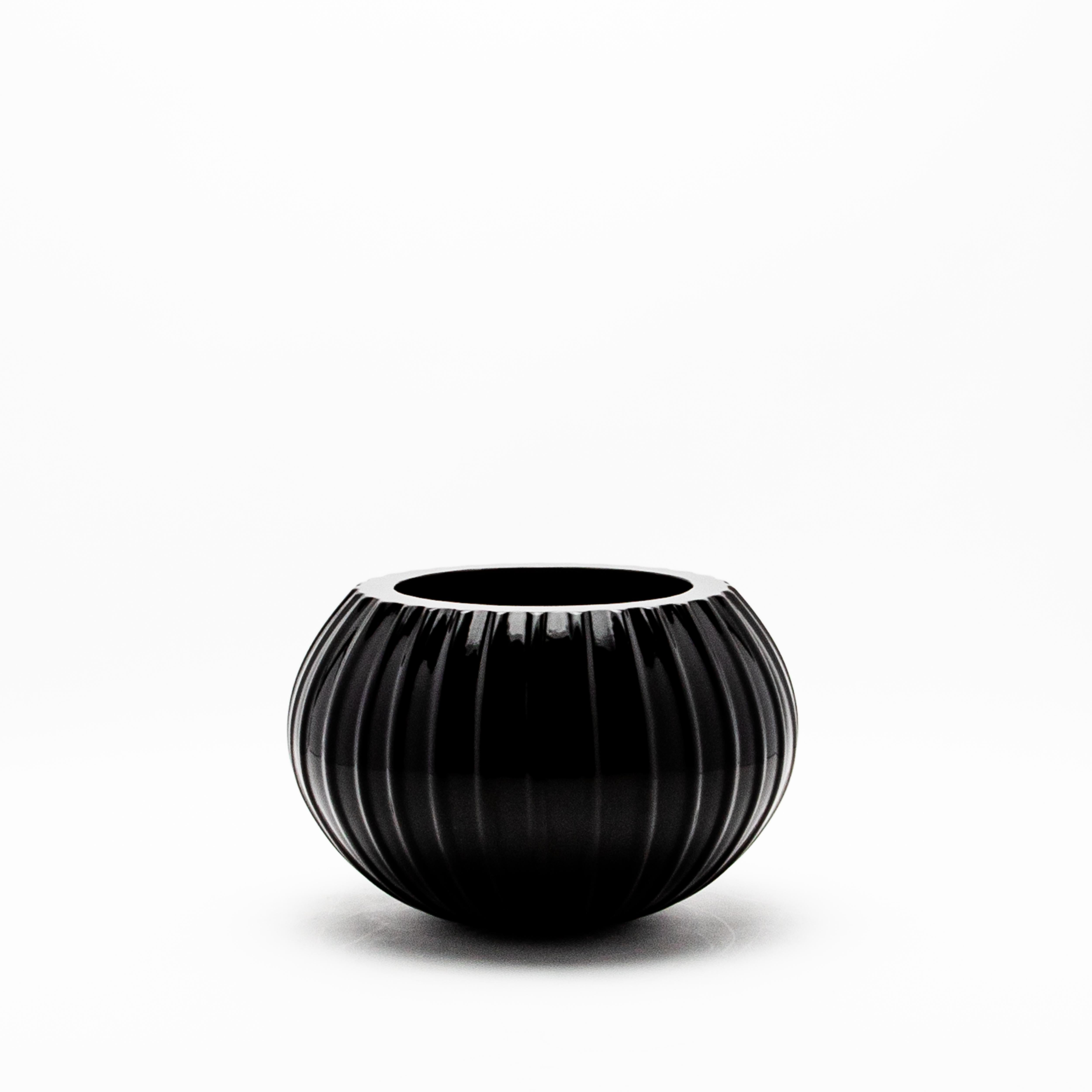 Questa magnifica ciotola di Murano soffiata a mano in nero onice è un pezzo versatile che incarna sia il lusso che la funzionalità, realizzato con la massima precisione dai migliori artigiani di Murano. La sua finitura nera lucida emana un'aura di