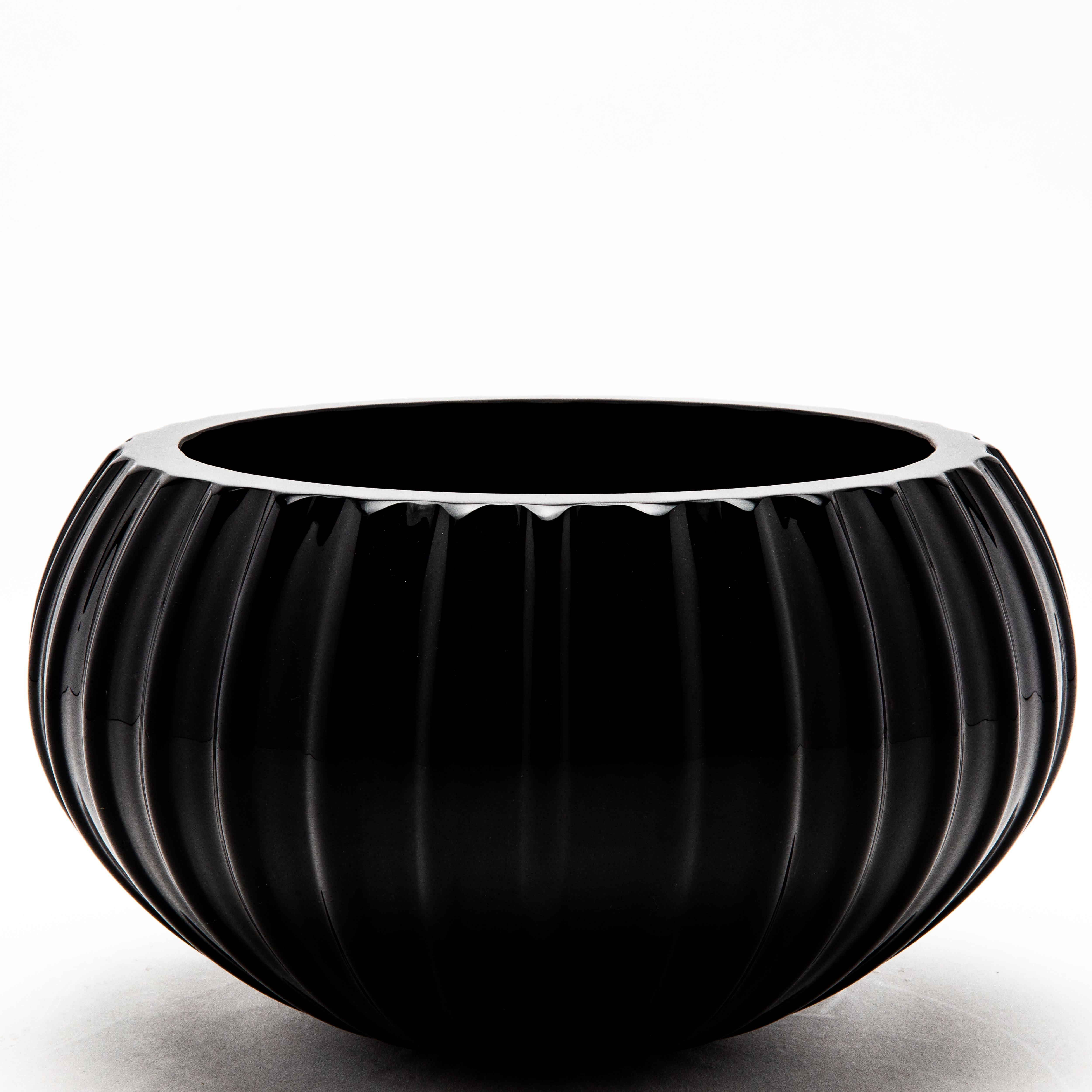 Questa magnifica ciotola di Murano soffiata a mano in nero onice è un pezzo versatile che incarna sia il lusso che la funzionalità, realizzato con la massima precisione dai migliori artigiani di Murano. La sua finitura nera lucida emana un'aura di