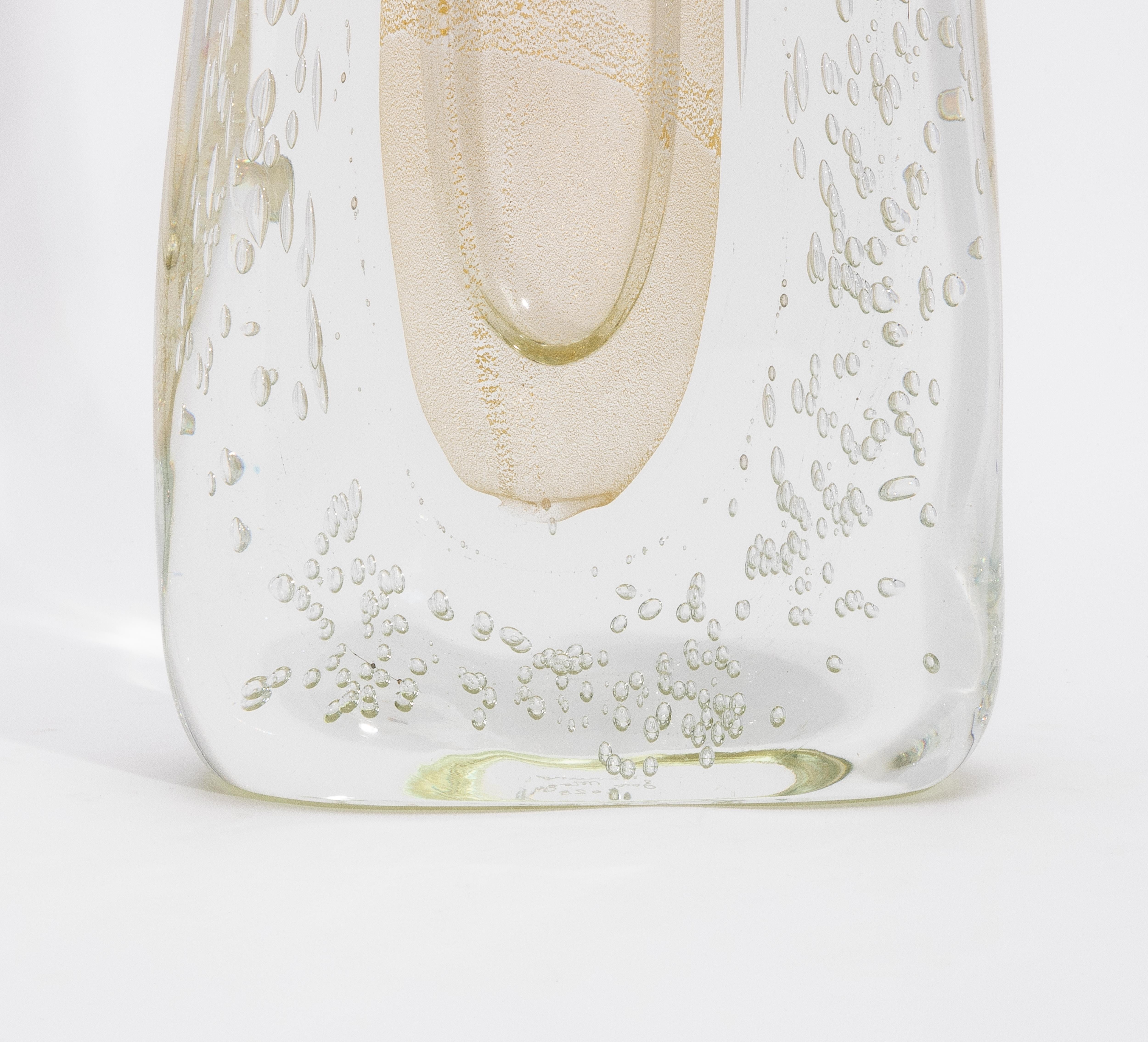 Vaso fluido moderno di Murano soffiato a mano, trasparente, con fiocchi e bolle d'oro a 24 carati in vendita 2