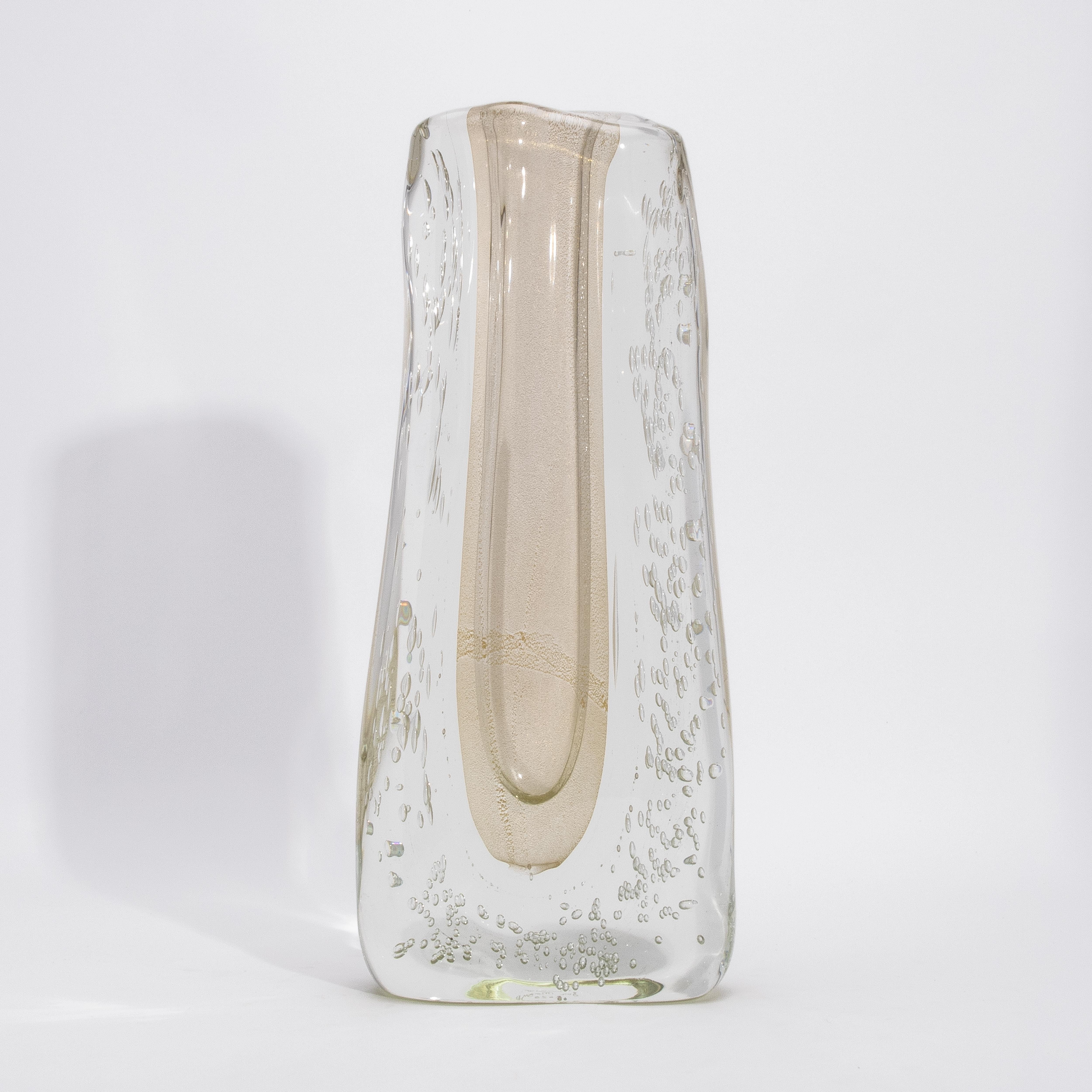 Vaso fluido moderno di Murano soffiato a mano, trasparente, con fiocchi e bolle d'oro a 24 carati in vendita 3