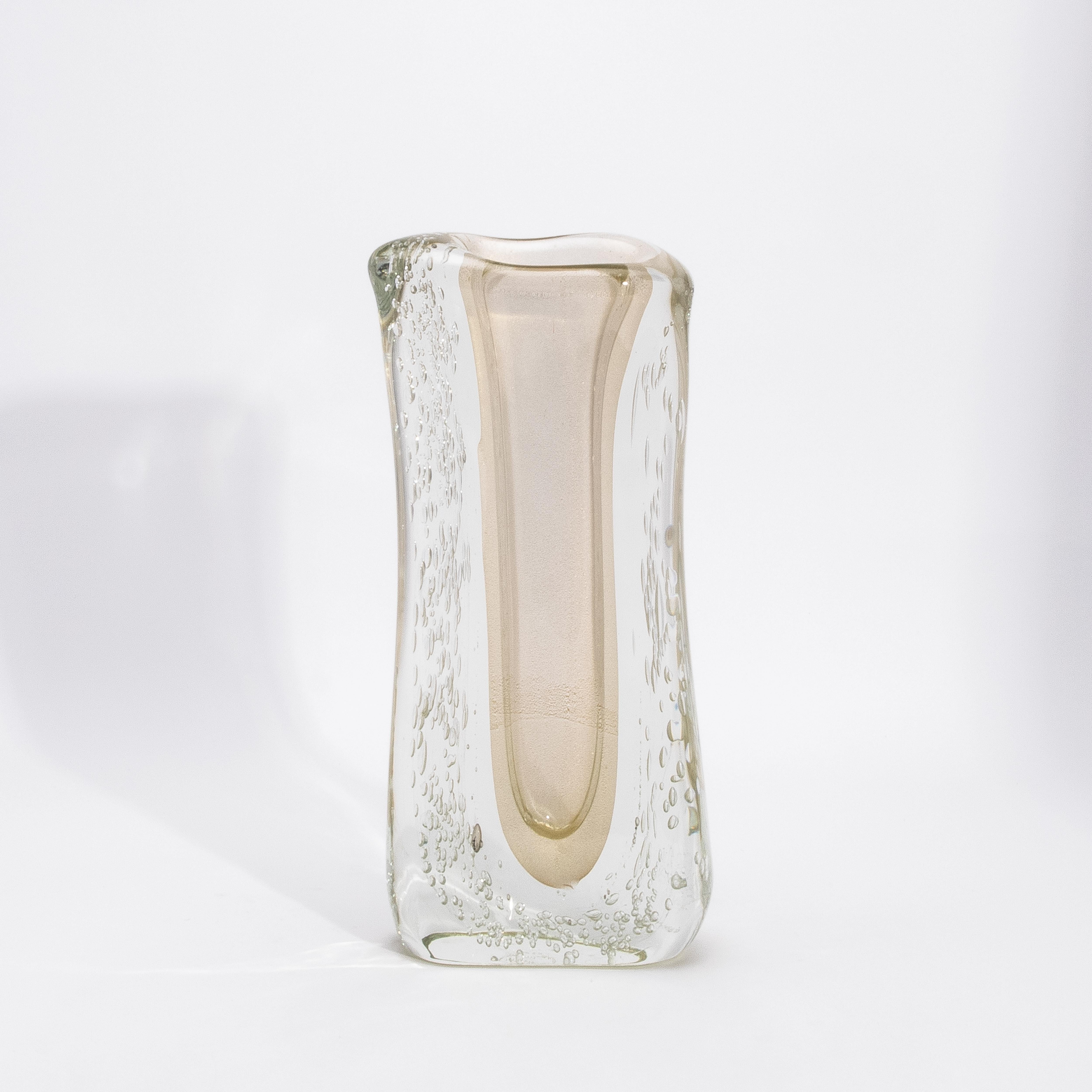 Als leuchtende Verkörperung der Murano-Glaskunst strahlt diese mundgeblasene moderne Murano Fluid Vase in Klar mit 24-karätigen Goldflecken und -blasen zeitlose Eleganz in ihrer raffiniertesten Form aus. Der zarte Champagnerton, der durch eine zarte