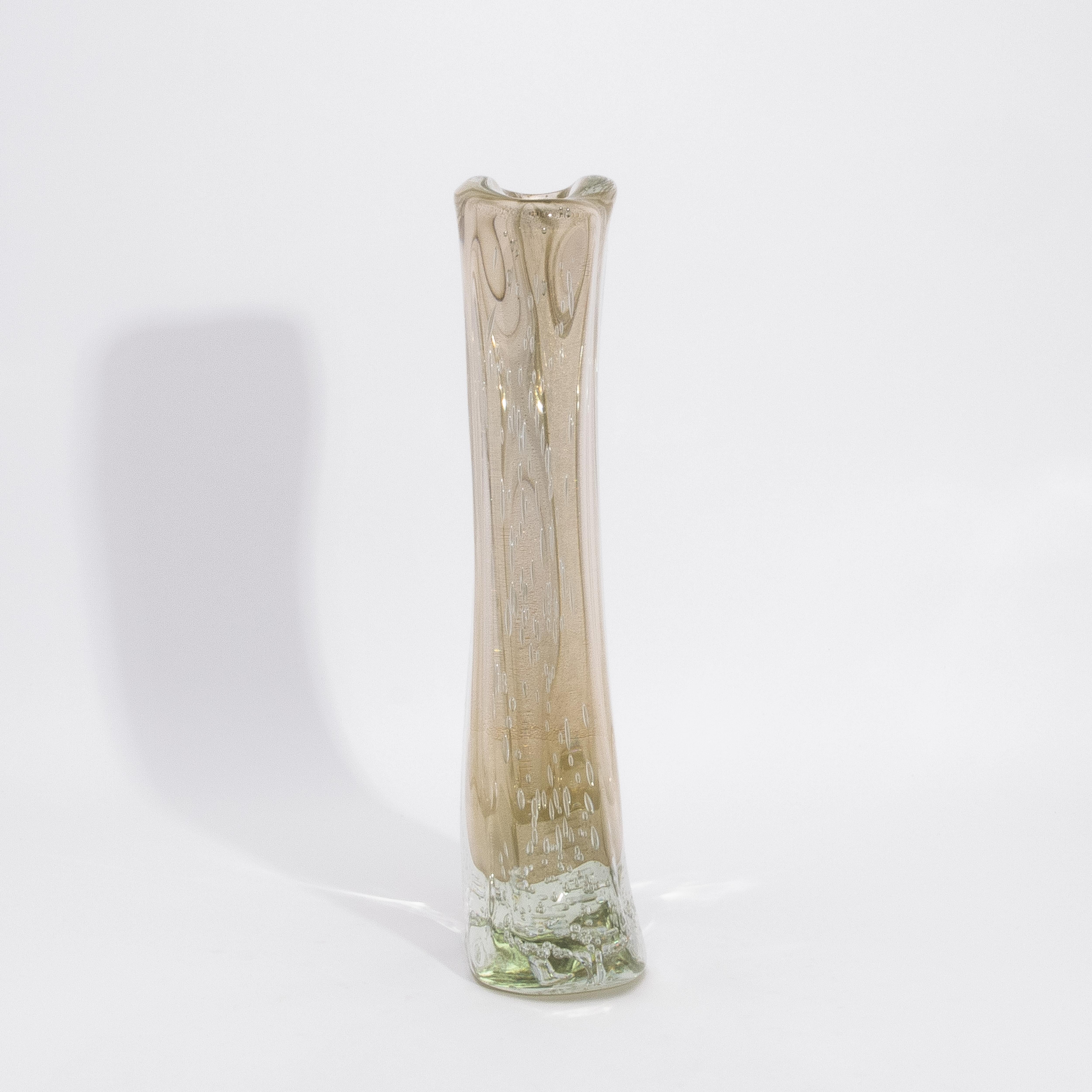 Moderno Vaso fluido moderno di Murano soffiato a mano, trasparente, con fiocchi e bolle d'oro a 24 carati in vendita