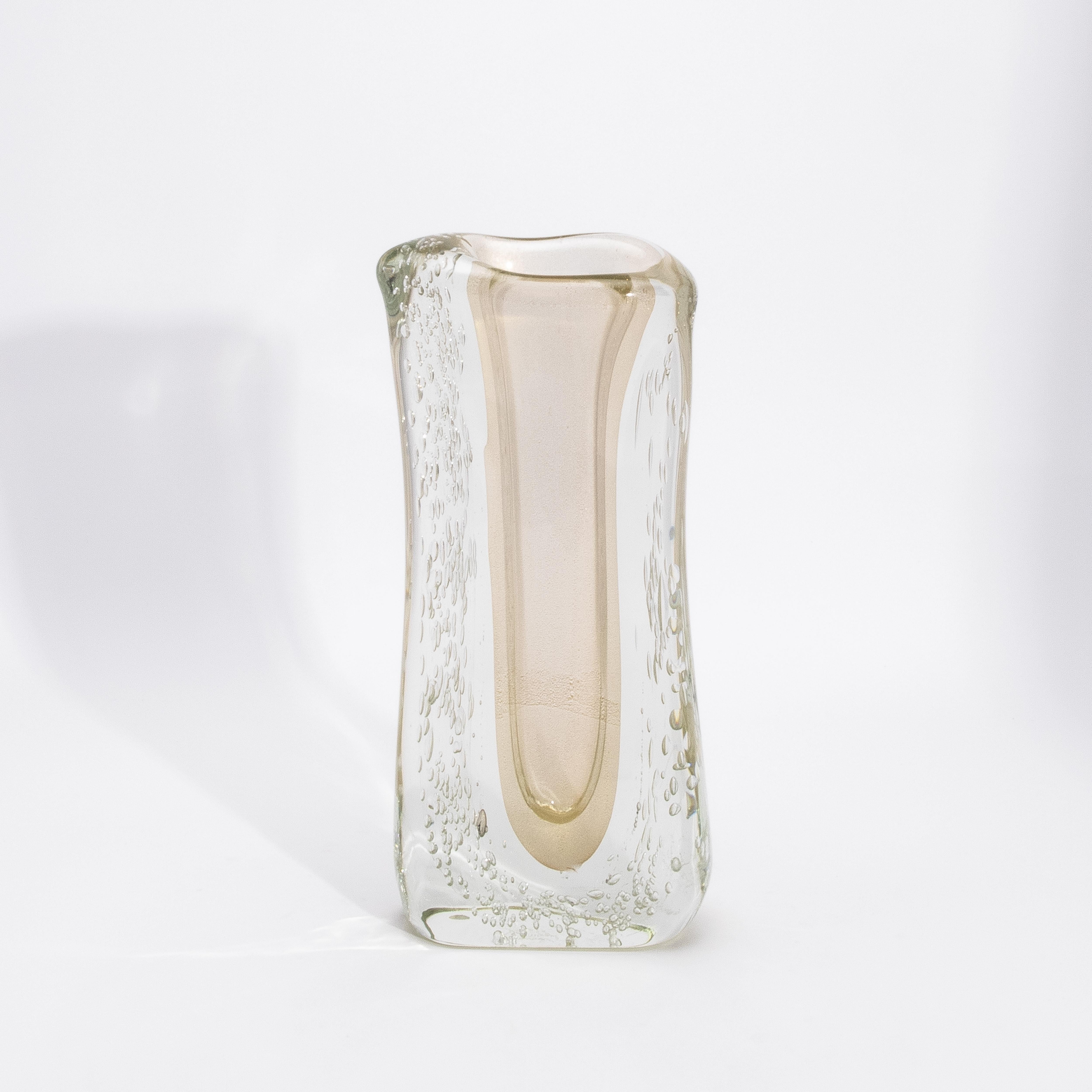 Moderne mundgeblasene Murano-Vase, fließend, klar, klar mit 24-karätigem Goldflecken und Blasen (Italienisch) im Angebot