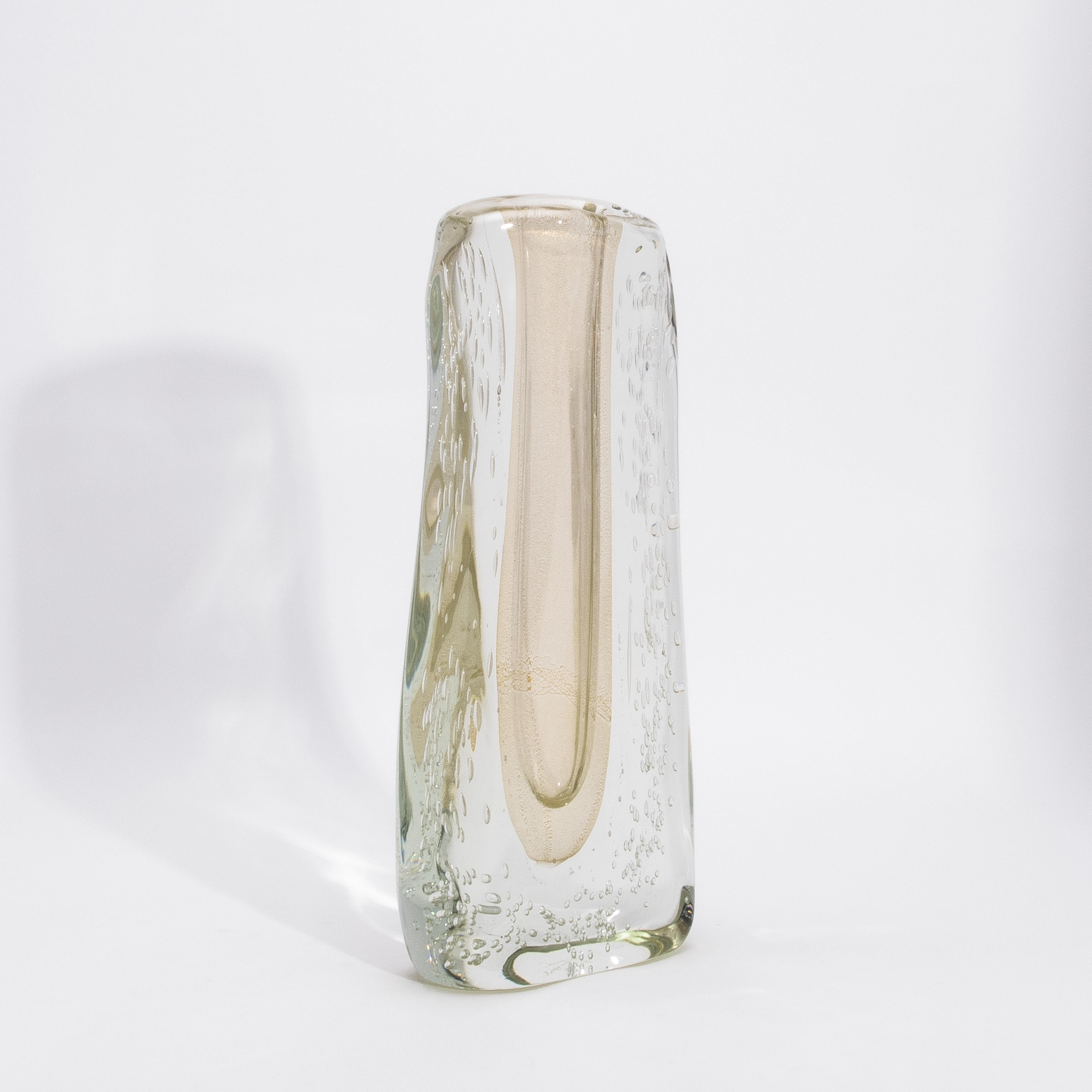 Moderno Vaso fluido moderno di Murano soffiato a mano, trasparente, con fiocchi e bolle d'oro a 24 carati in vendita
