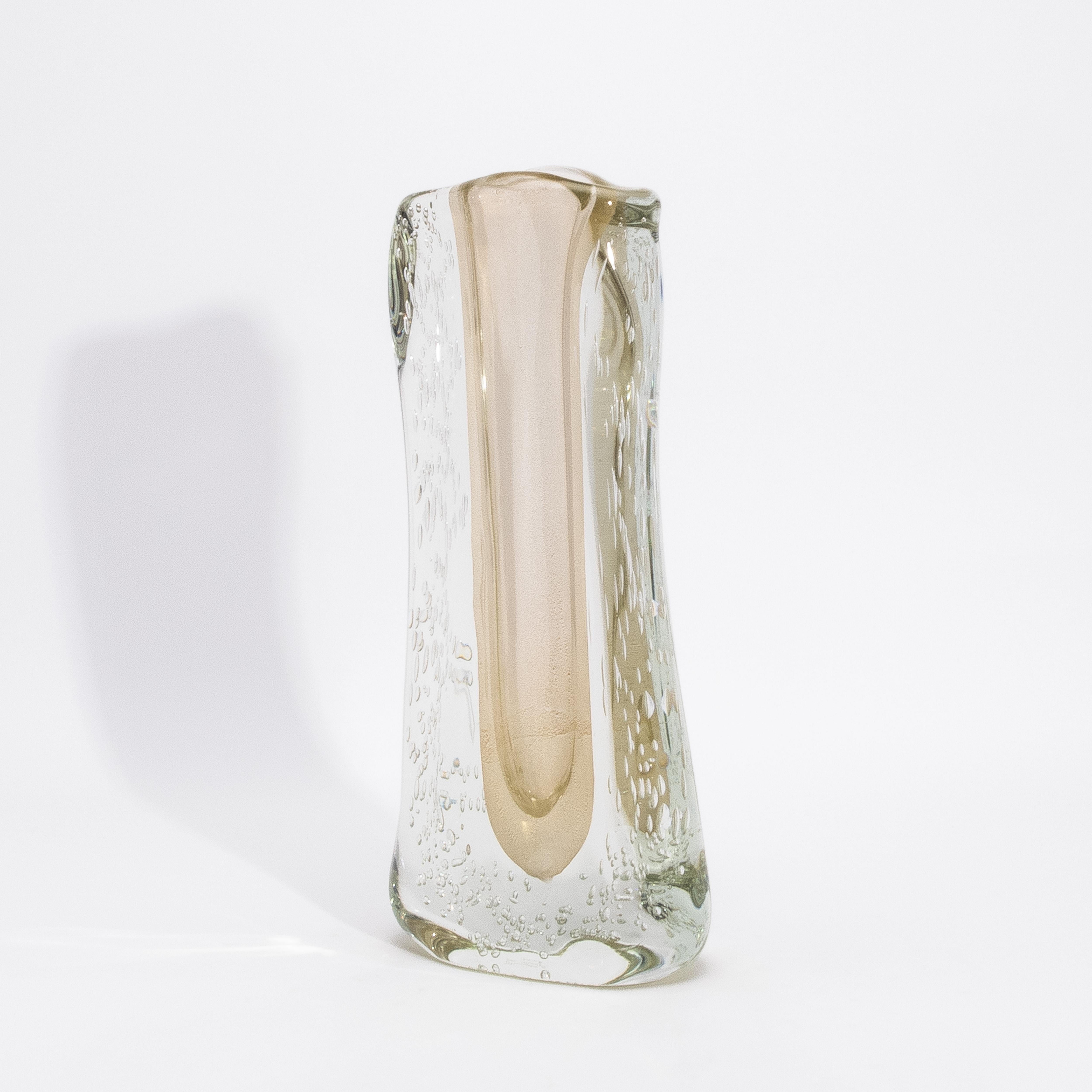 Italiano Vaso fluido moderno di Murano soffiato a mano, trasparente, con fiocchi e bolle d'oro a 24 carati in vendita
