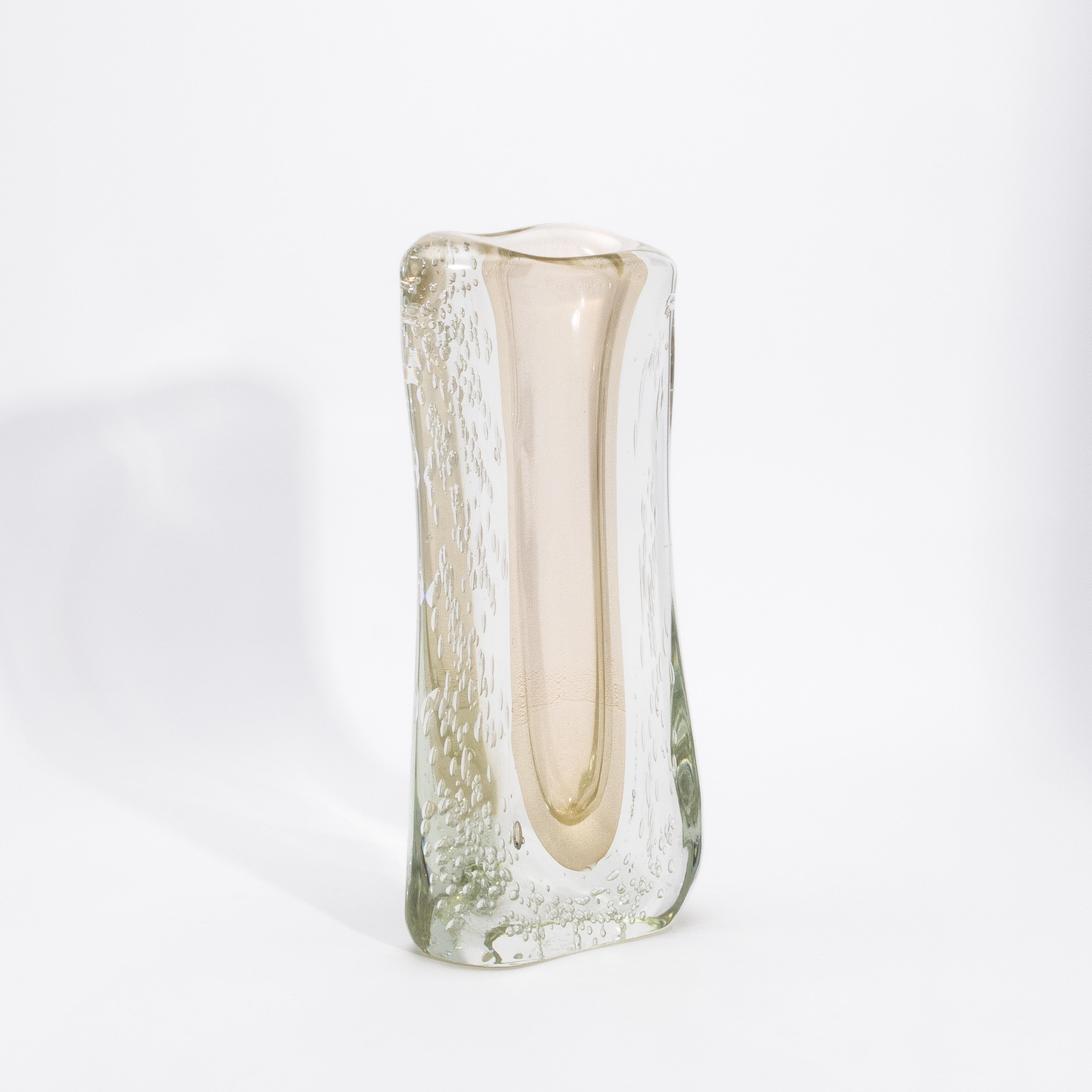 Moderne mundgeblasene Murano-Vase, fließend, klar, klar mit 24-karätigem Goldflecken und Blasen (Handgefertigt) im Angebot