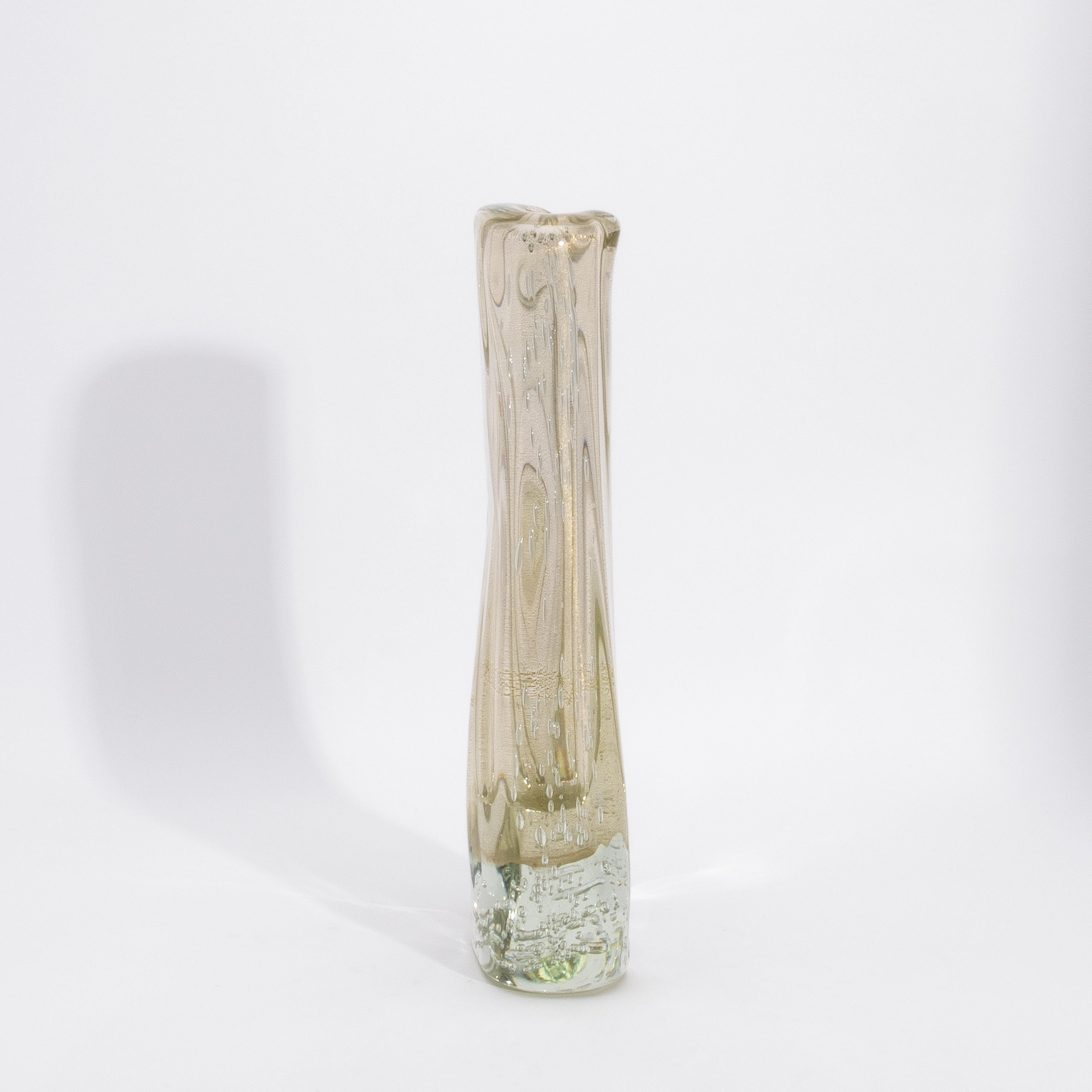 Italiano Vaso fluido moderno di Murano soffiato a mano, trasparente, con fiocchi e bolle d'oro a 24 carati in vendita