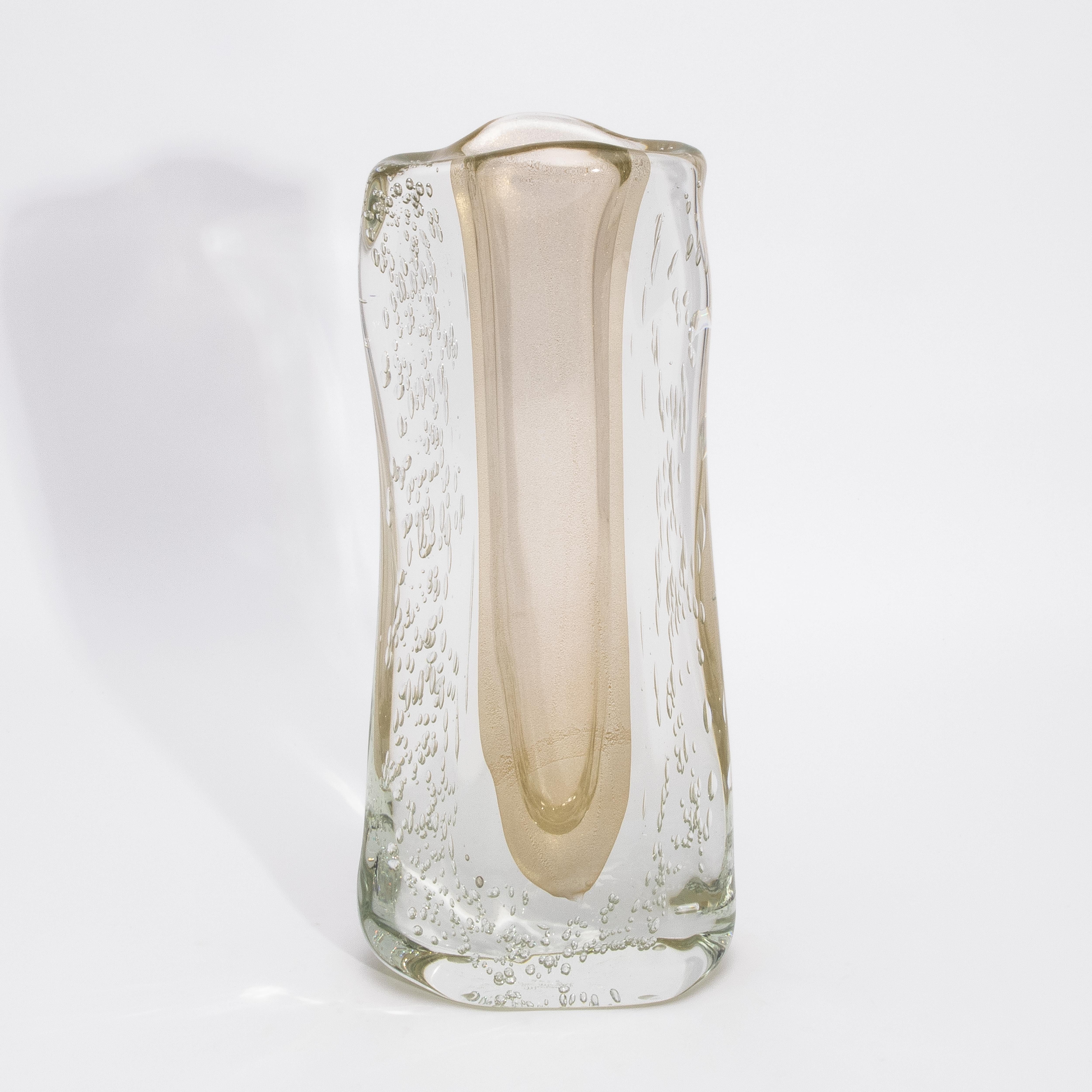 Fatto a mano Vaso fluido moderno di Murano soffiato a mano, trasparente, con fiocchi e bolle d'oro a 24 carati in vendita