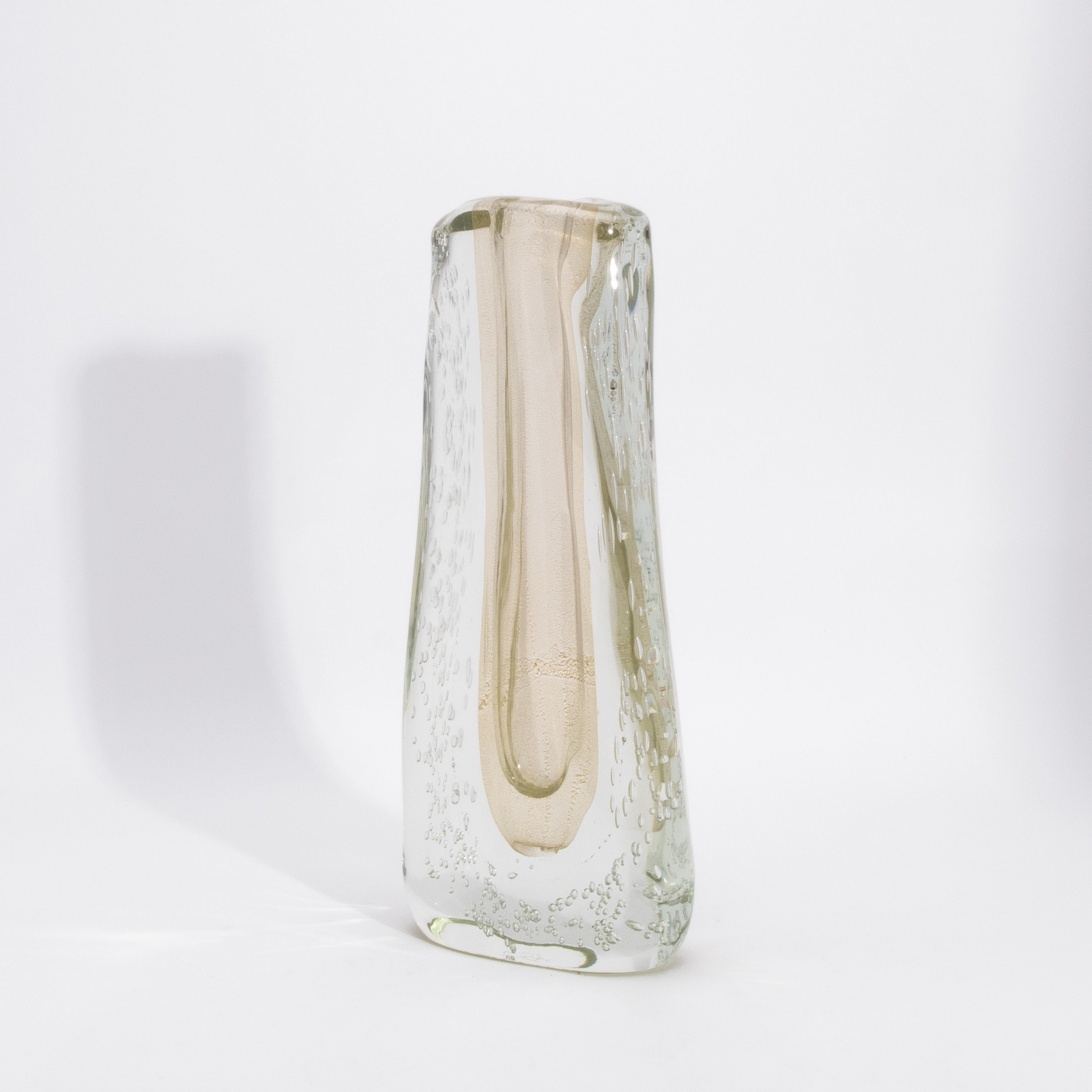 Fatto a mano Vaso fluido moderno di Murano soffiato a mano, trasparente, con fiocchi e bolle d'oro a 24 carati in vendita