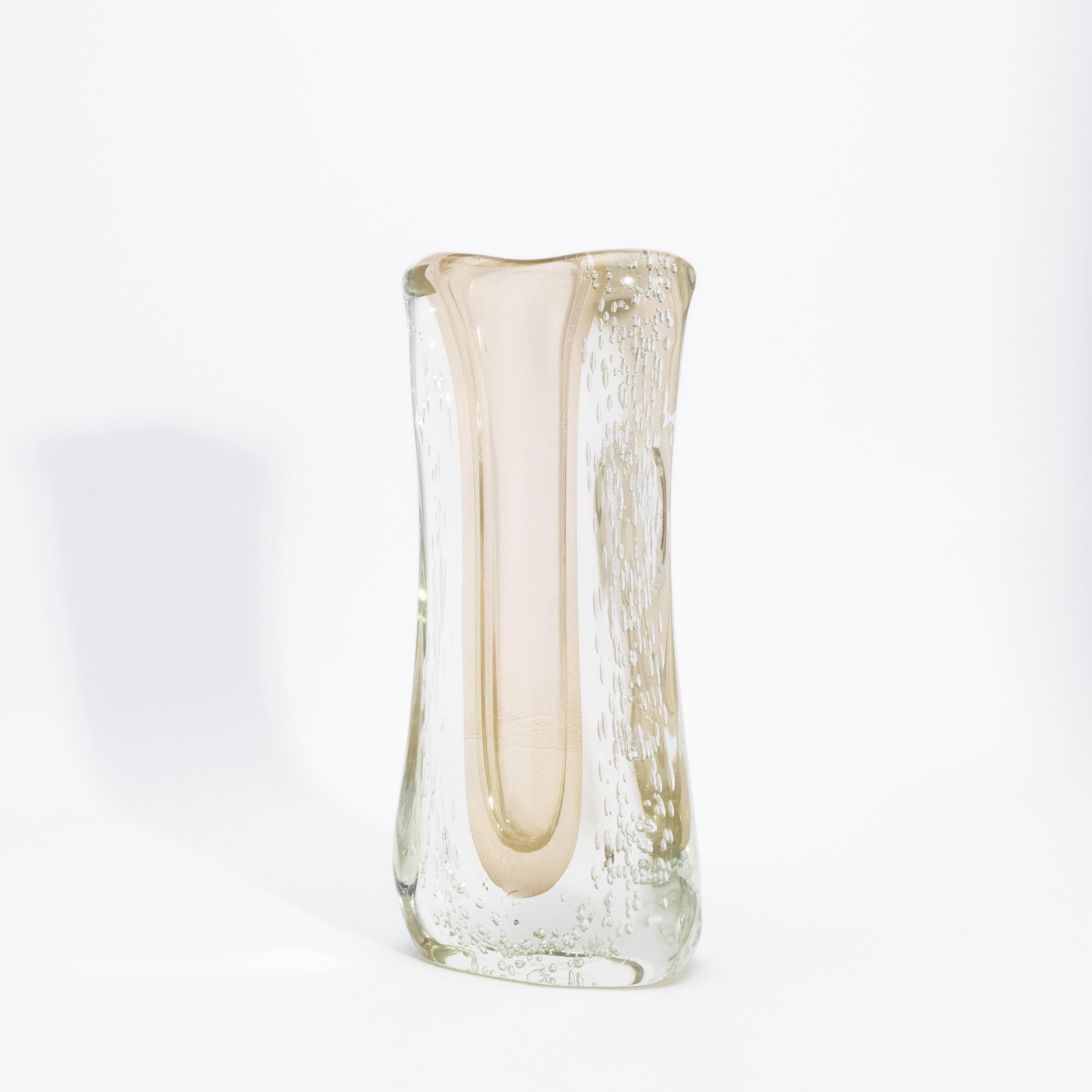 Moderne mundgeblasene Murano-Vase, fließend, klar, klar mit 24-karätigem Goldflecken und Blasen (21. Jahrhundert und zeitgenössisch) im Angebot