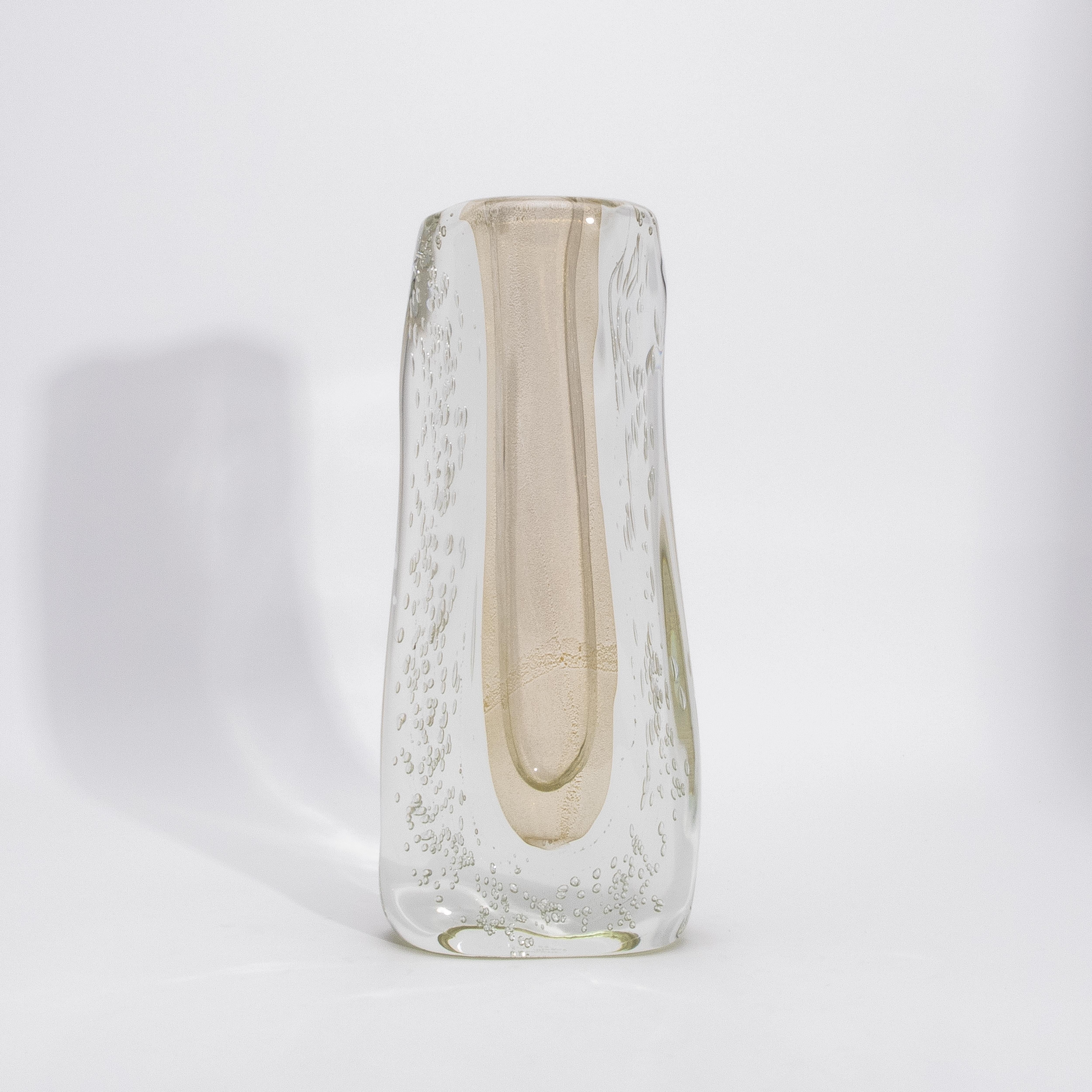 Vaso fluido moderno di Murano soffiato a mano, trasparente, con fiocchi e bolle d'oro a 24 carati In condizioni Nuovo in vendita a West Hollywood, CA