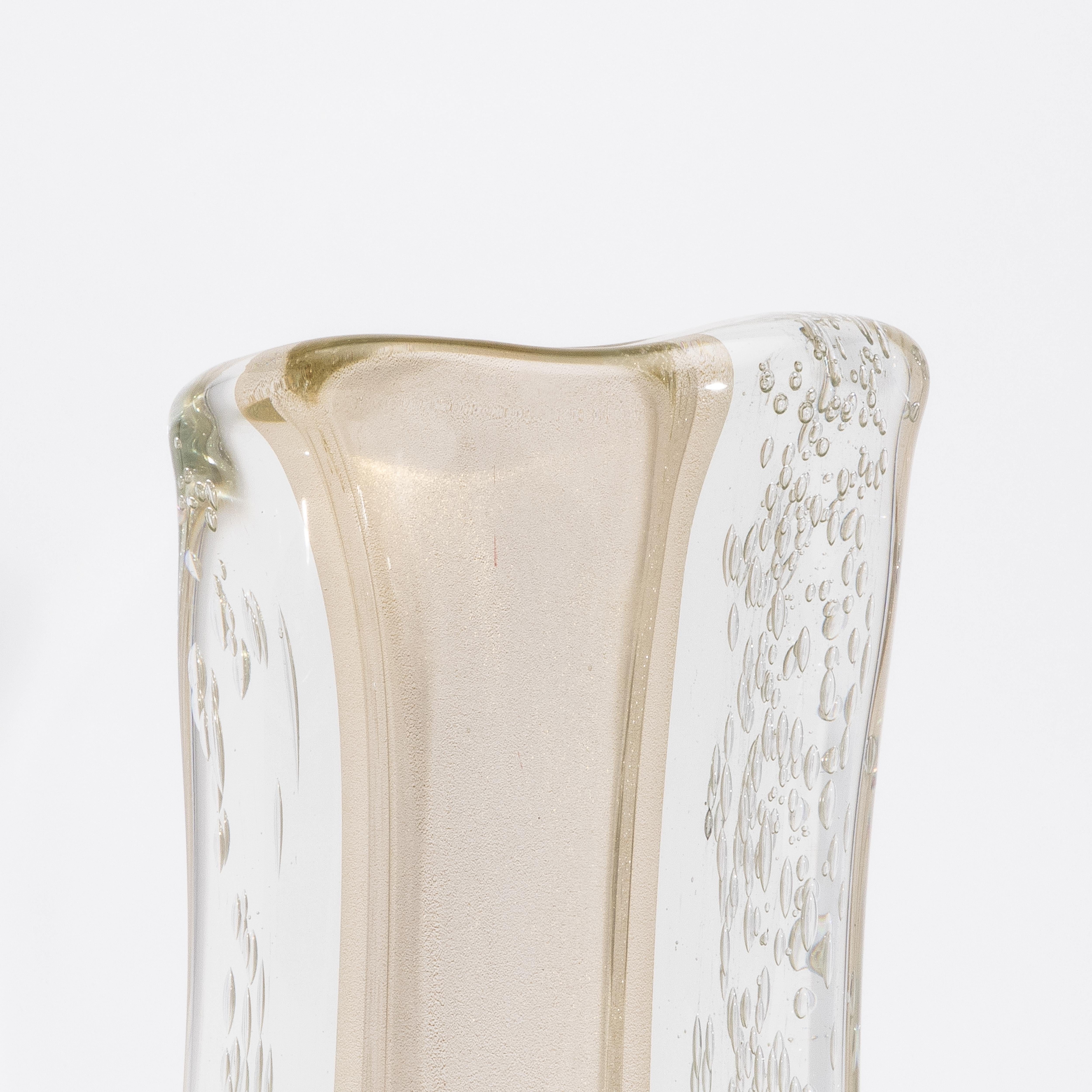 Moderne mundgeblasene Murano-Vase, fließend, klar, klar mit 24-karätigem Goldflecken und Blasen (Muranoglas) im Angebot