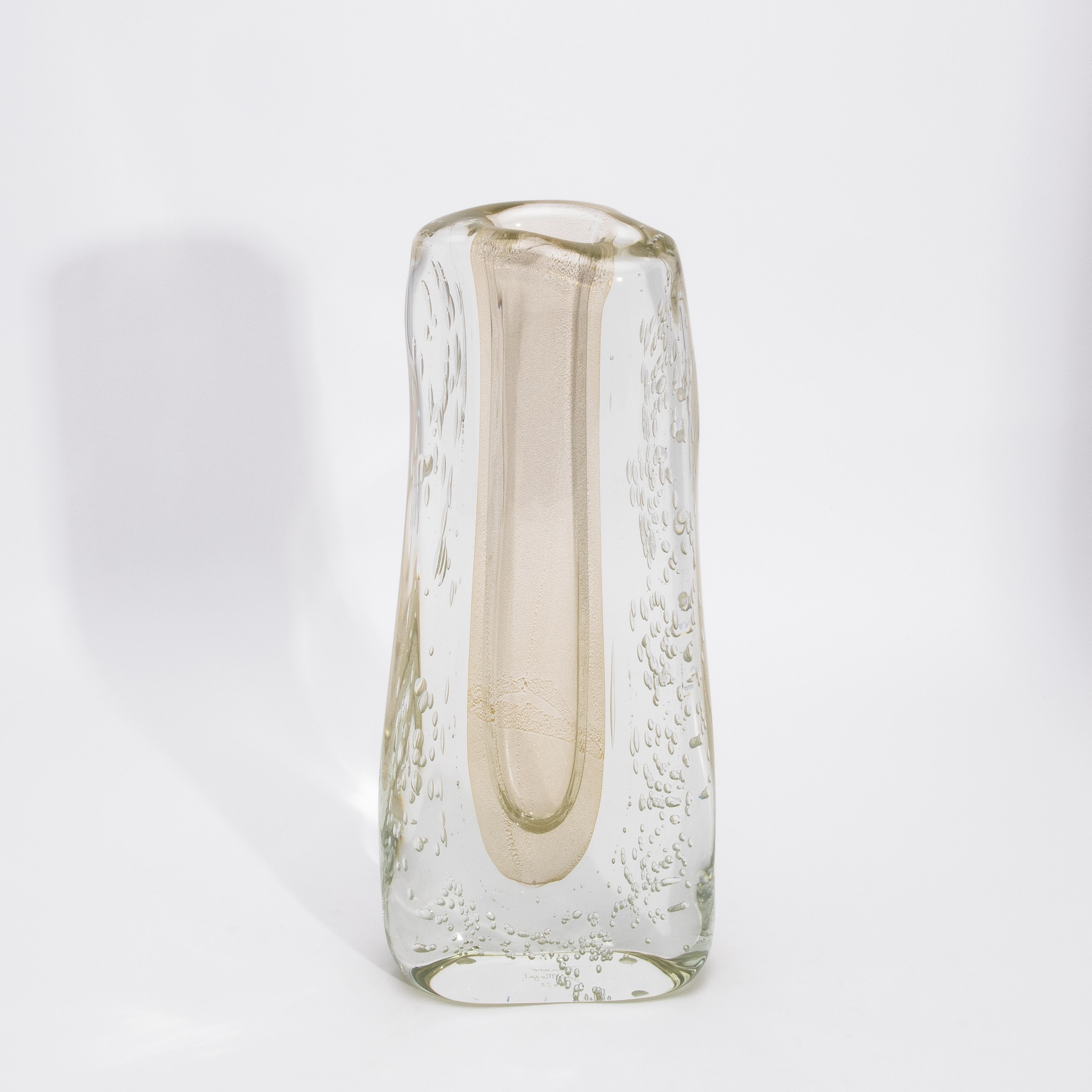 XXI secolo e contemporaneo Vaso fluido moderno di Murano soffiato a mano, trasparente, con fiocchi e bolle d'oro a 24 carati in vendita