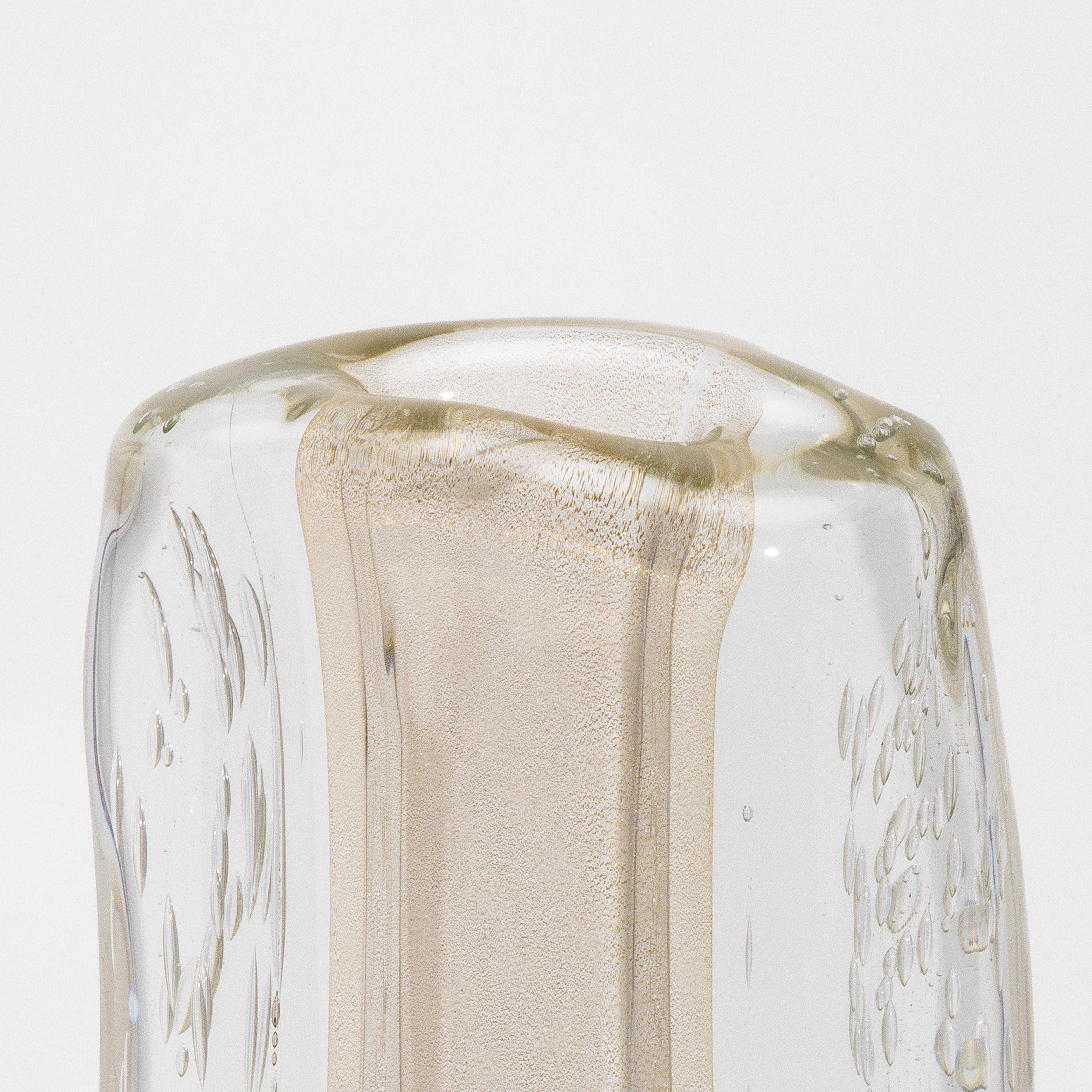 Vetro di Murano Vaso fluido moderno di Murano soffiato a mano, trasparente, con fiocchi e bolle d'oro a 24 carati in vendita