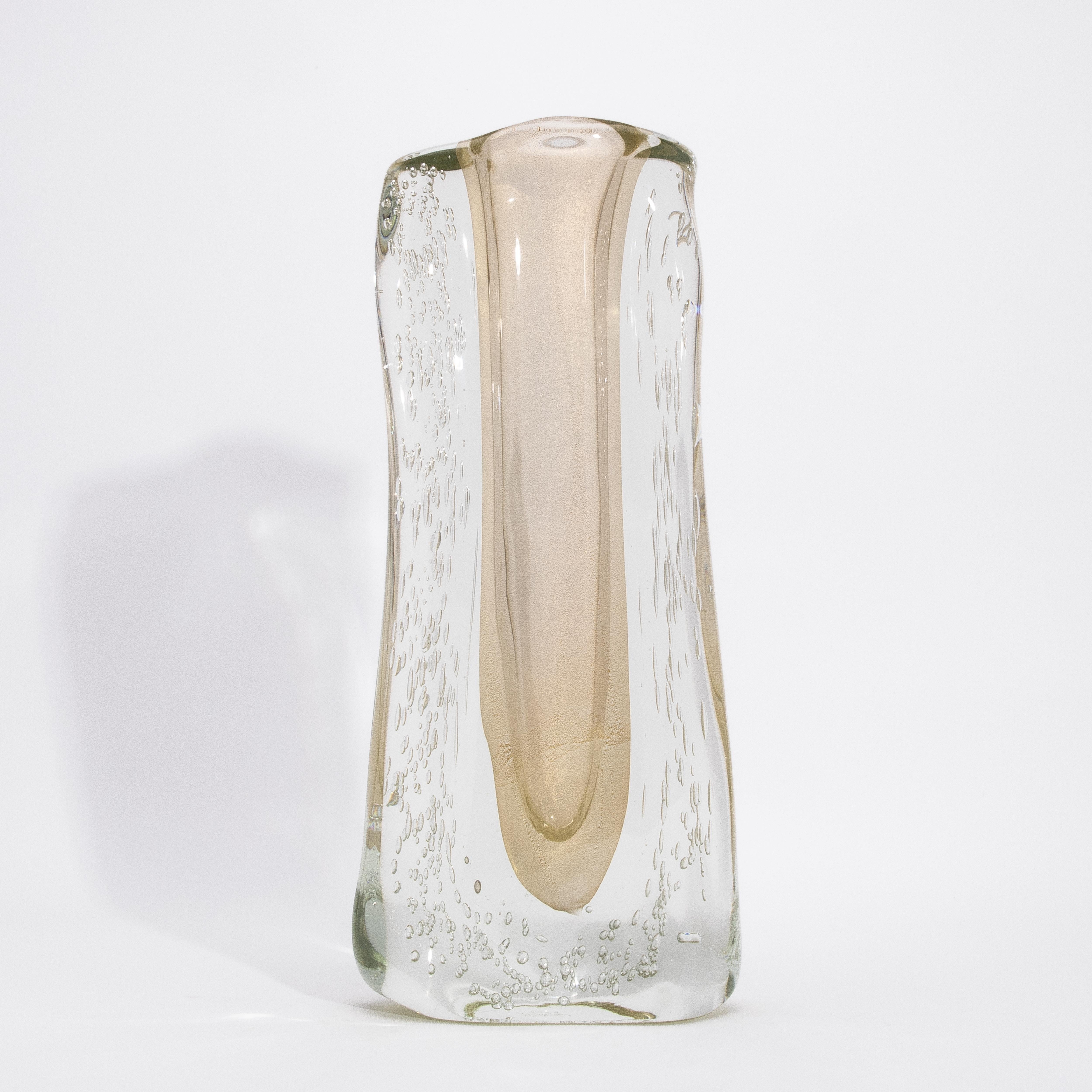 Vaso fluido moderno di Murano soffiato a mano, trasparente, con fiocchi e bolle d'oro a 24 carati in vendita 1