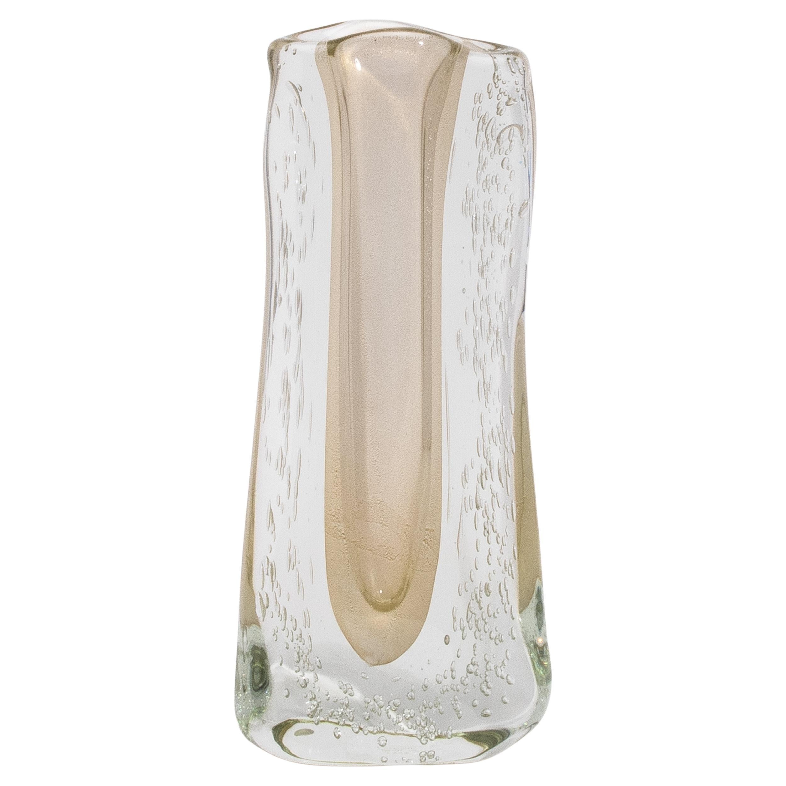 Vaso fluido moderno di Murano soffiato a mano, trasparente, con fiocchi e bolle d'oro a 24 carati