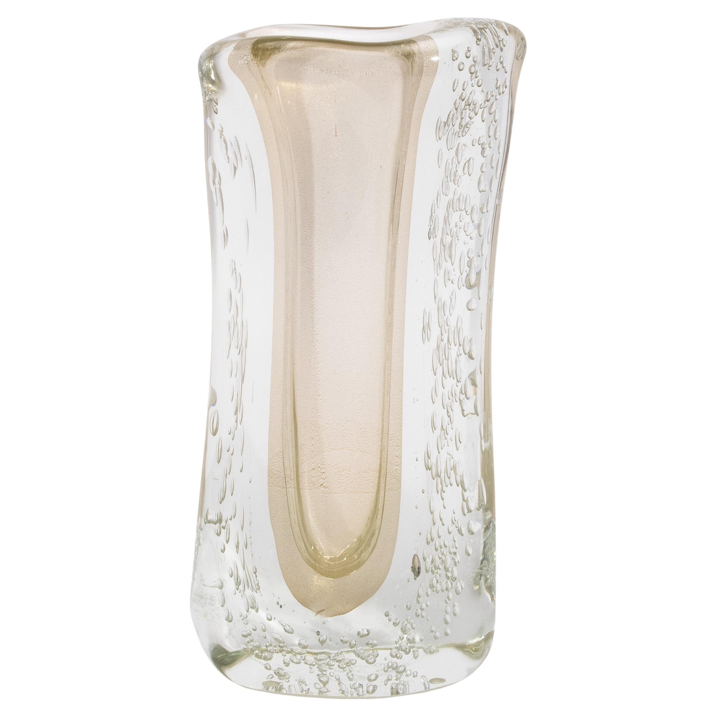Vaso fluido moderno di Murano soffiato a mano, trasparente, con fiocchi e bolle d'oro a 24 carati