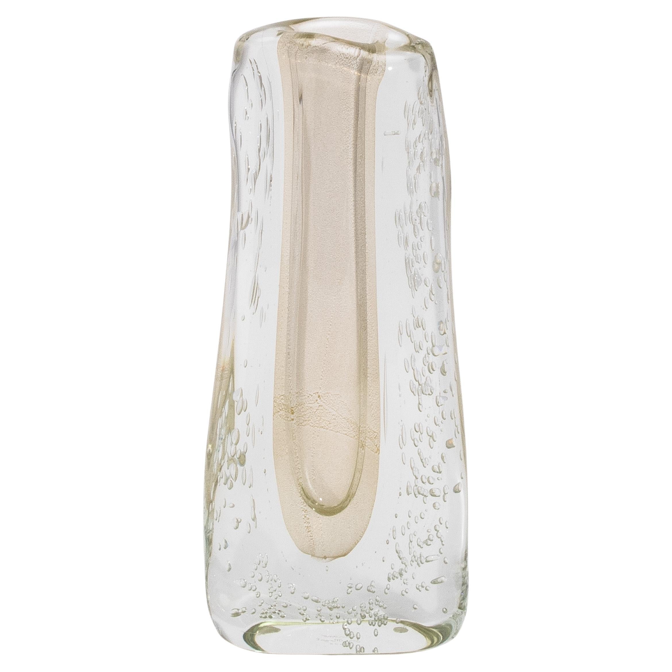 Vaso fluido moderno di Murano soffiato a mano, trasparente, con fiocchi e bolle d'oro a 24 carati