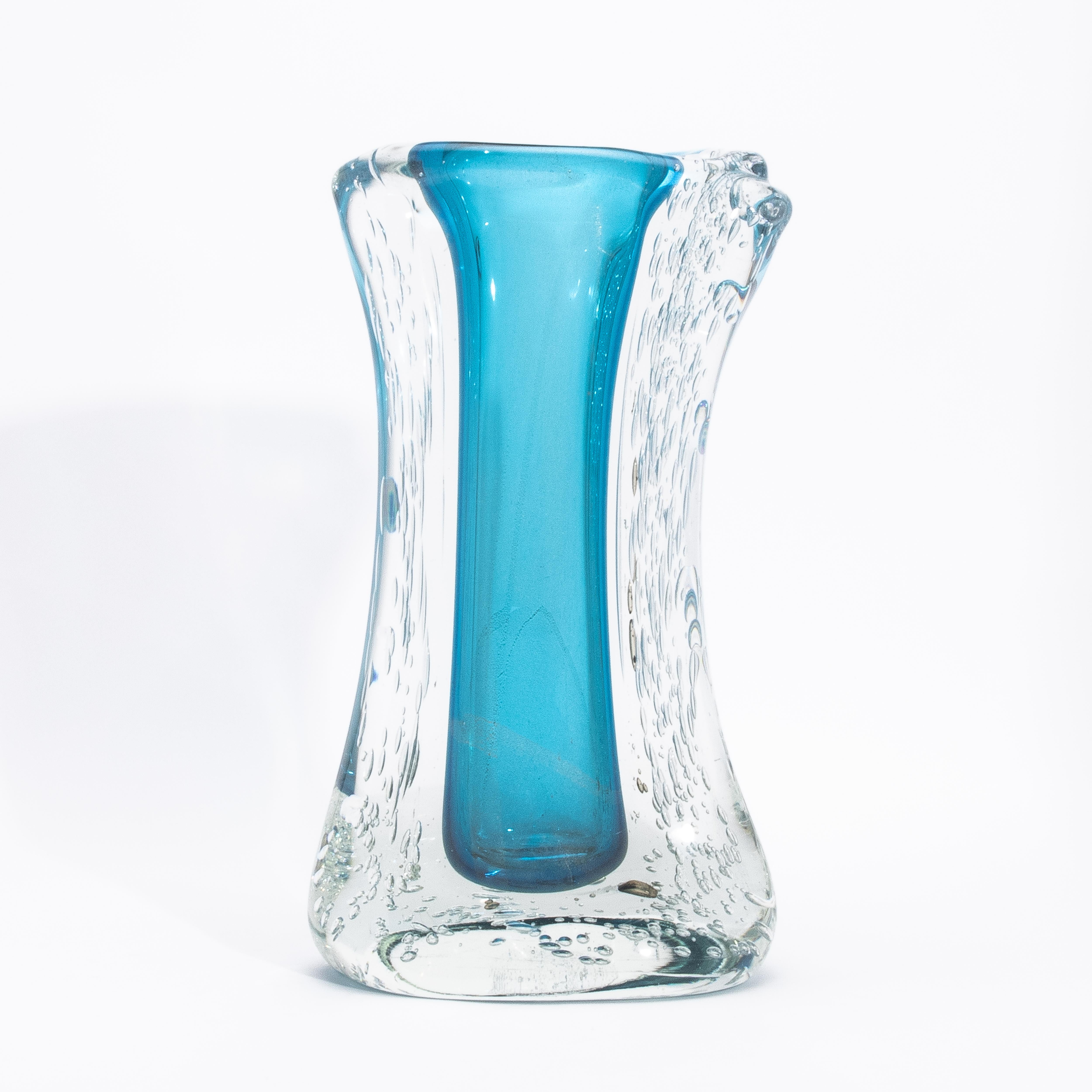 Handgeblasene moderne geriffelte Murano-Vase in Aquamarinblau mit Blasen im Angebot 2