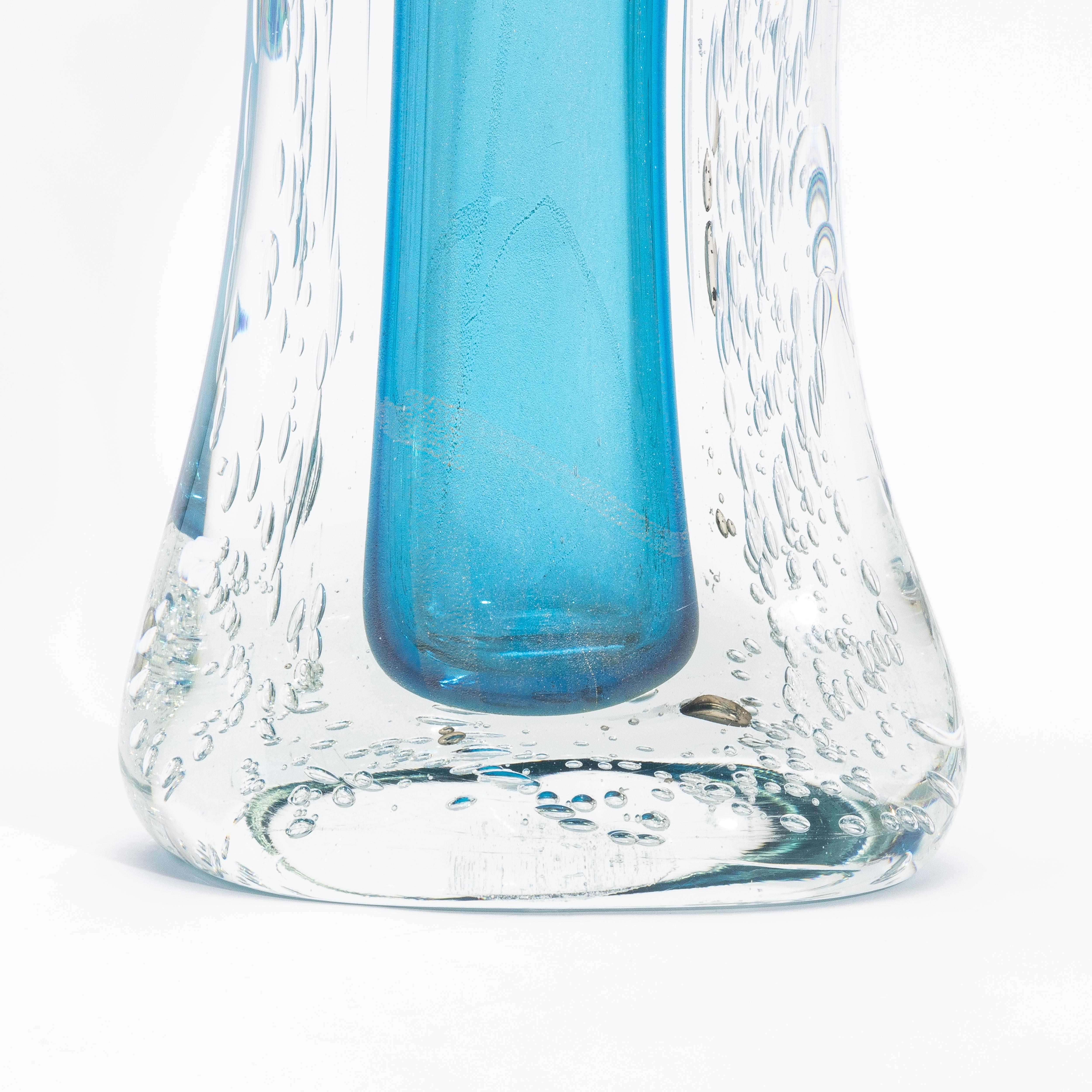 Handgeblasene moderne geriffelte Murano-Vase in Aquamarinblau mit Blasen im Angebot 3
