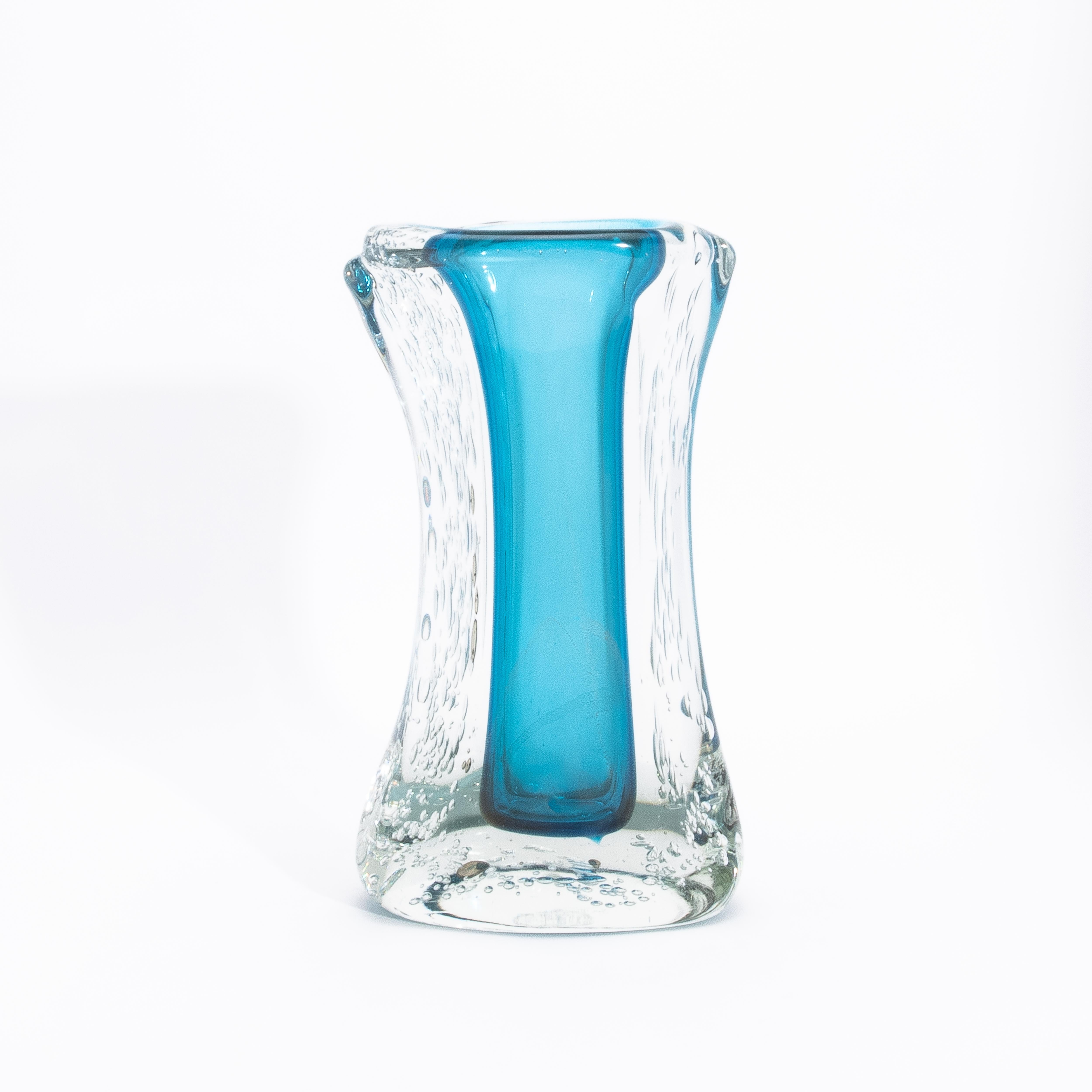 Handgeblasene moderne geriffelte Murano-Vase in Aquamarinblau mit Blasen (Moderne) im Angebot