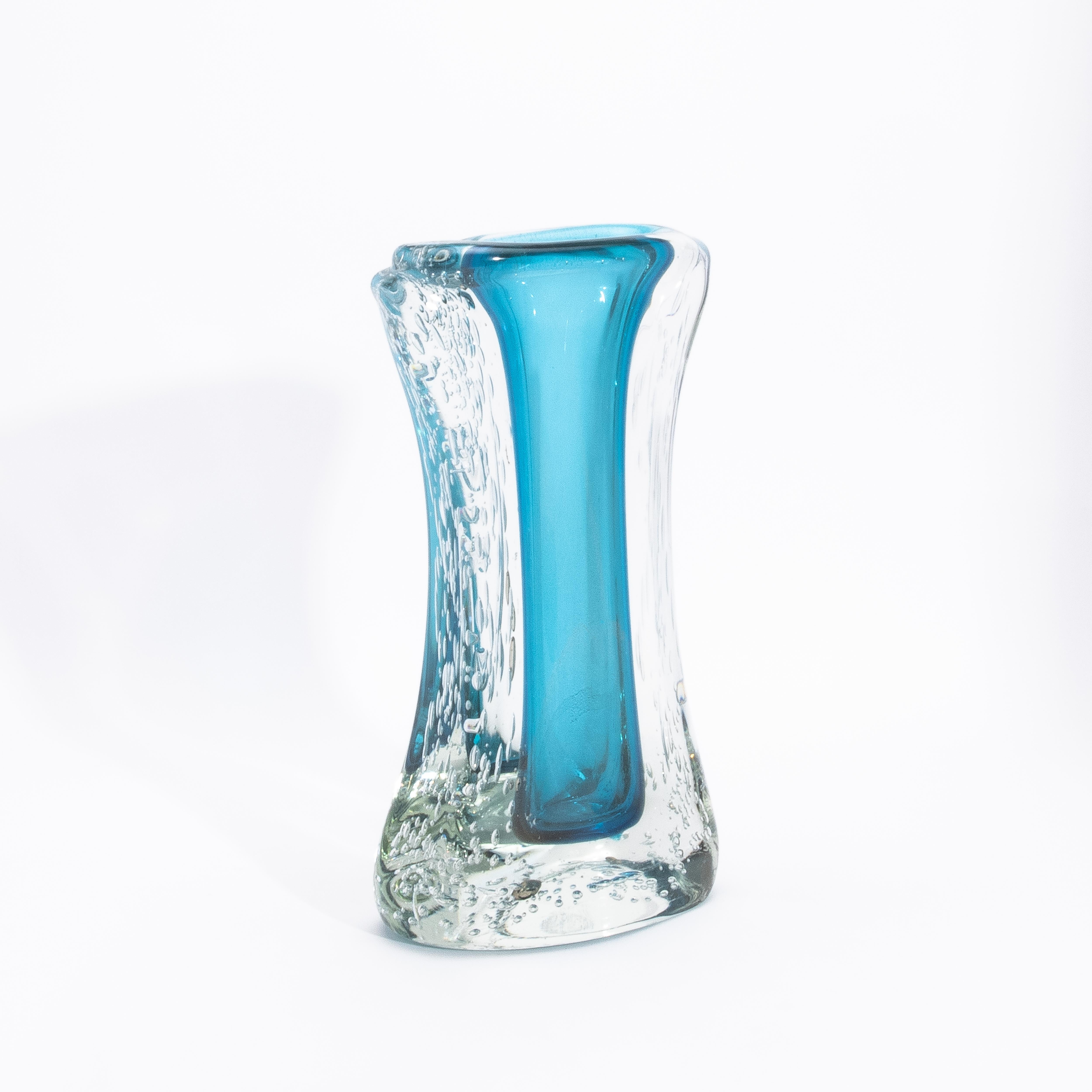 Handgeblasene moderne geriffelte Murano-Vase in Aquamarinblau mit Blasen (Italienisch) im Angebot