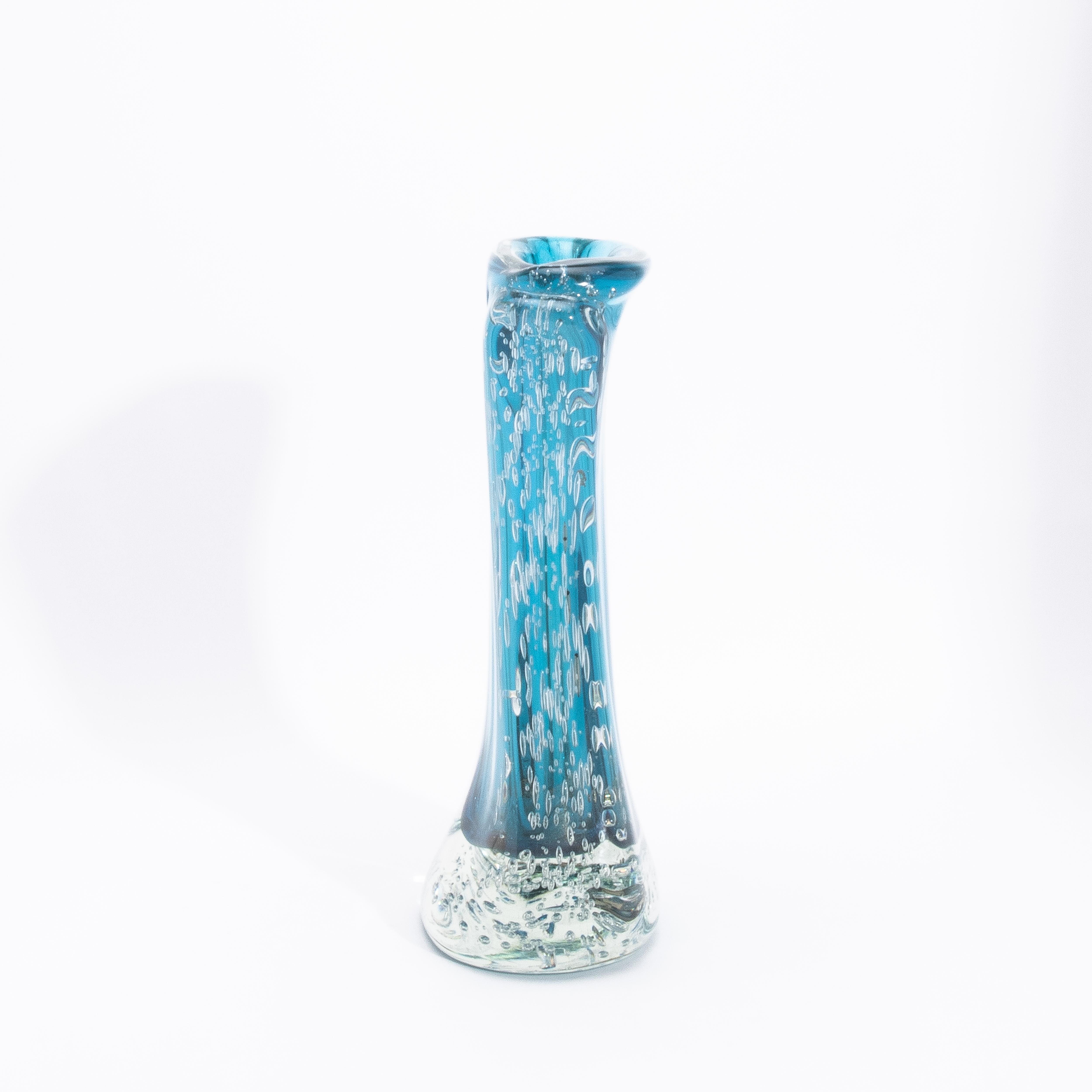 Handgeblasene moderne geriffelte Murano-Vase in Aquamarinblau mit Blasen (Handgefertigt) im Angebot