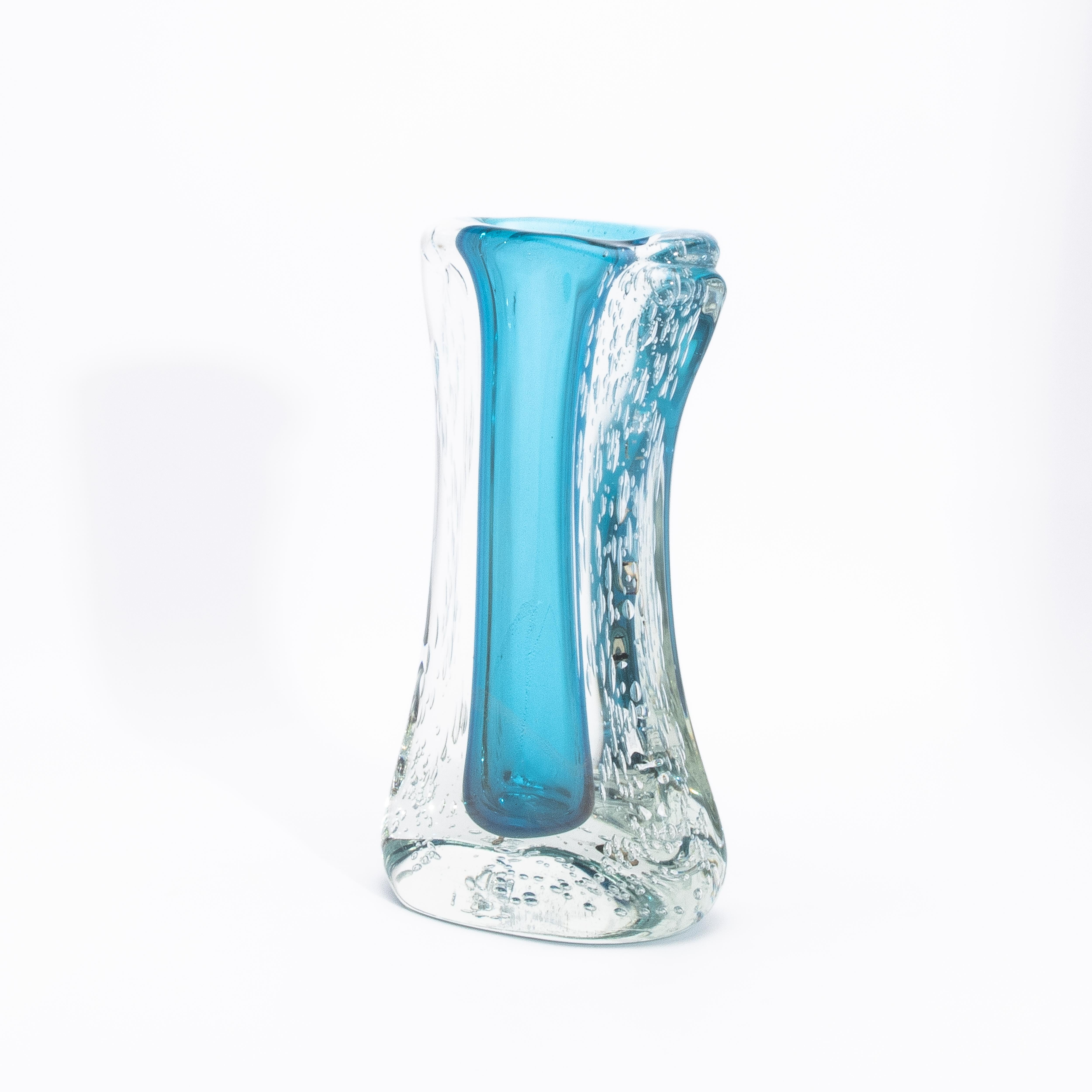 Handgeblasene moderne geriffelte Murano-Vase in Aquamarinblau mit Blasen im Zustand „Neu“ im Angebot in West Hollywood, CA